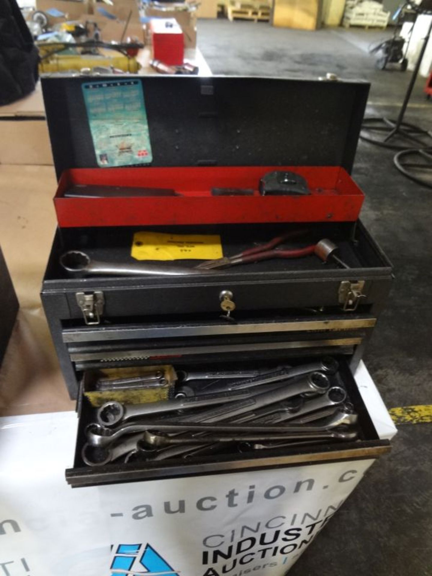 (LOT) TOOL BOX WITH ASSORTED TOOLS