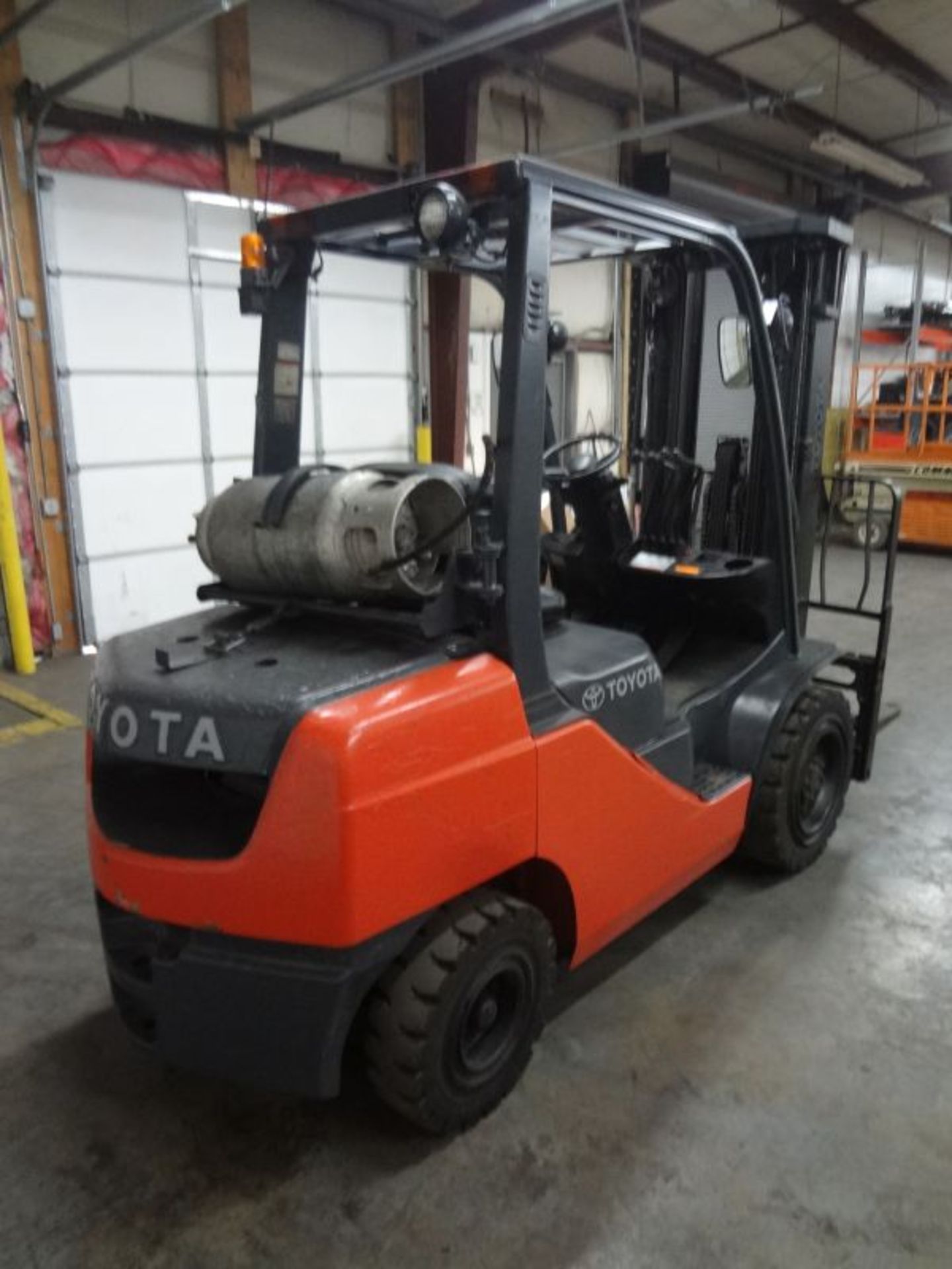 6,000 LB. TOYOTA MODEL 8FGU30 PNEUMATIC TIRE LP GAS LIFT TRUCK; S/N 31605, 15,734 HOURS SHOWING, 3- - Image 3 of 8