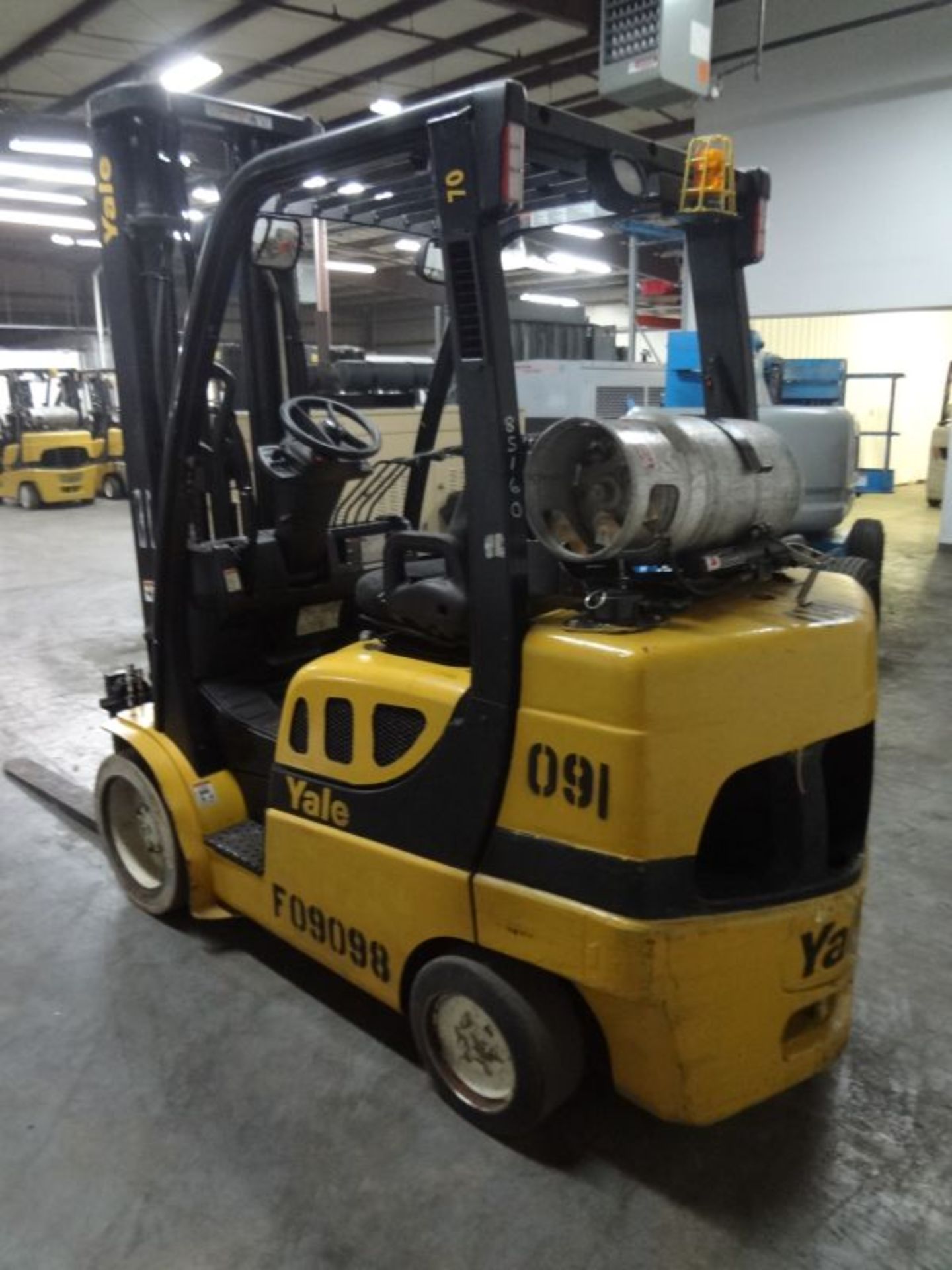 7,000 LB. YALE MODEL GLC070 CUSHION TIRE LP GAS LIFT TRUCK; S/N A910V15059G, 13,666 HOURS SHOWING, - Image 4 of 8