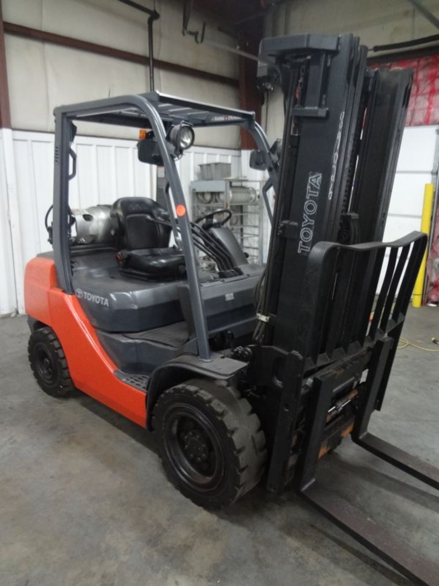 6,000 LB. TOYOTA MODEL 8FGU30 PNEUMATIC TIRE LP GAS LIFT TRUCK; S/N 31584, 16,544 HOURS SHOWING, 3- - Image 2 of 7