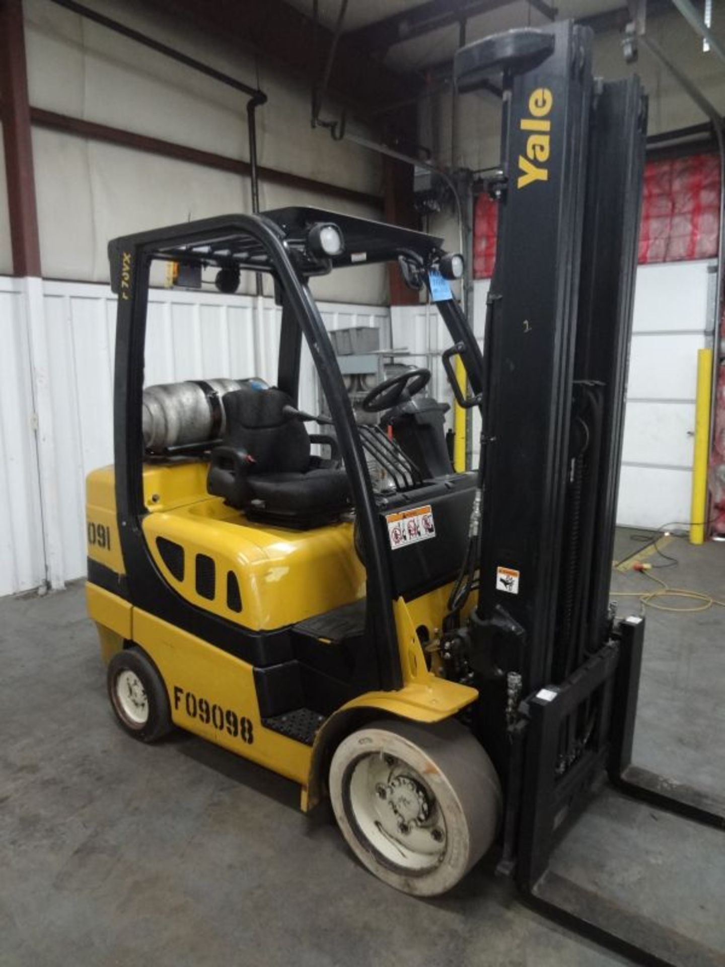7,000 LB. YALE MODEL GLC070 CUSHION TIRE LP GAS LIFT TRUCK; S/N A910V15059G, 13,666 HOURS SHOWING, - Image 2 of 8