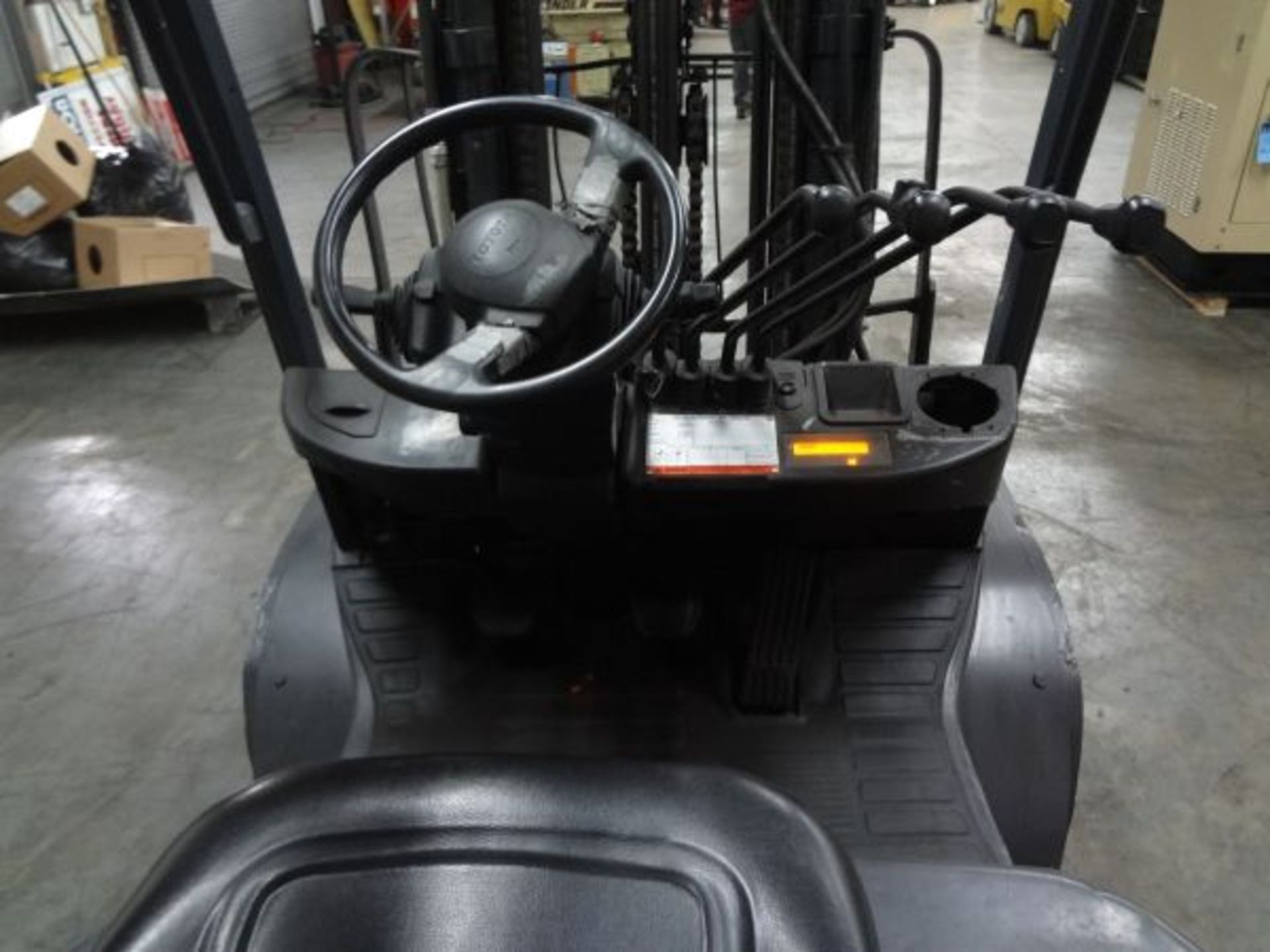 6,000 LB. TOYOTA MODEL 8FGU30 PNEUMATIC TIRE LP GAS LIFT TRUCK; S/N 31584, 16,544 HOURS SHOWING, 3- - Image 7 of 7