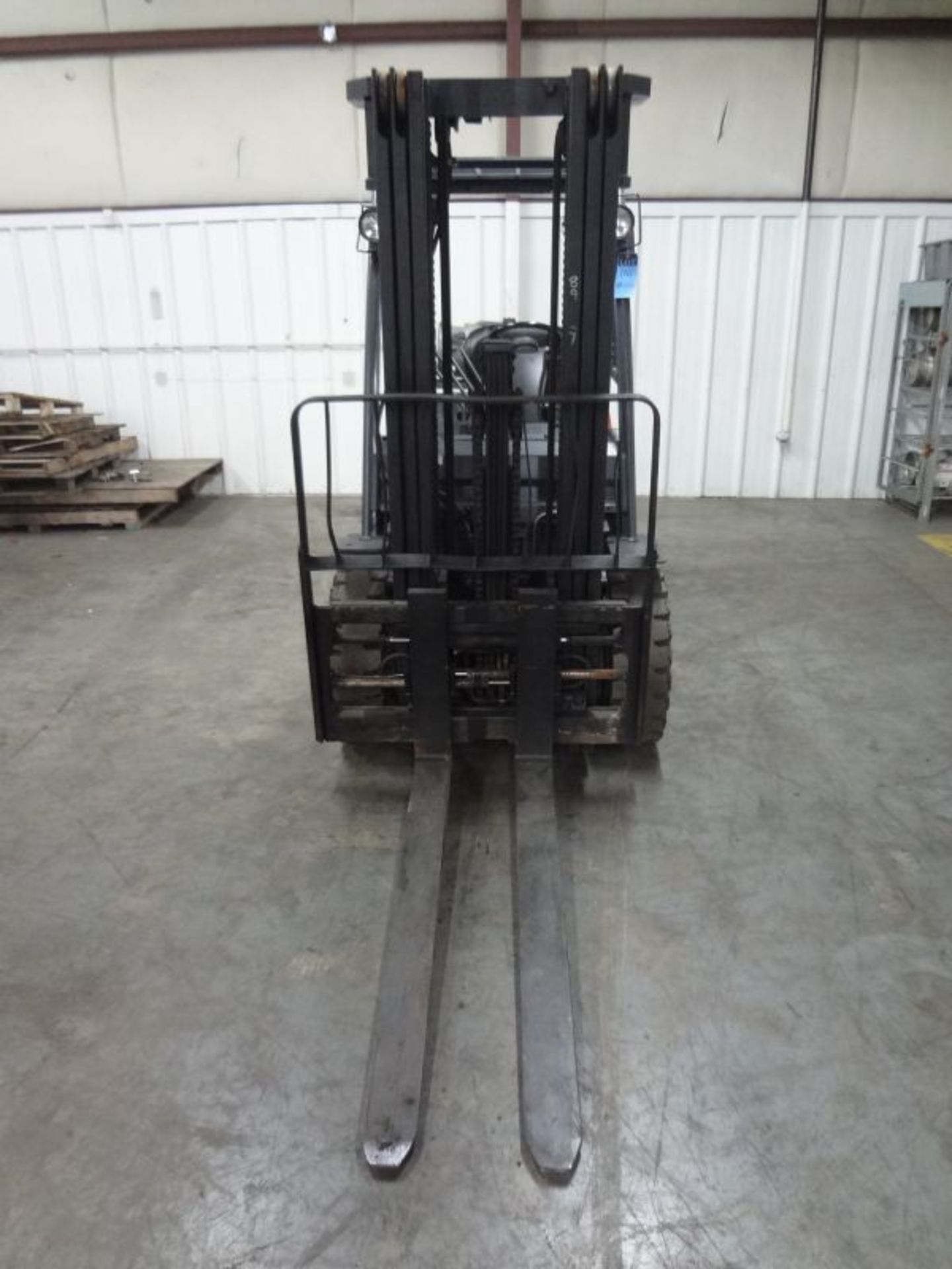 6,000 LB. TOYOTA MODEL 8FGU30 PNEUMATIC TIRE LP GAS LIFT TRUCK; S/N 31605, 15,734 HOURS SHOWING, 3- - Image 5 of 8