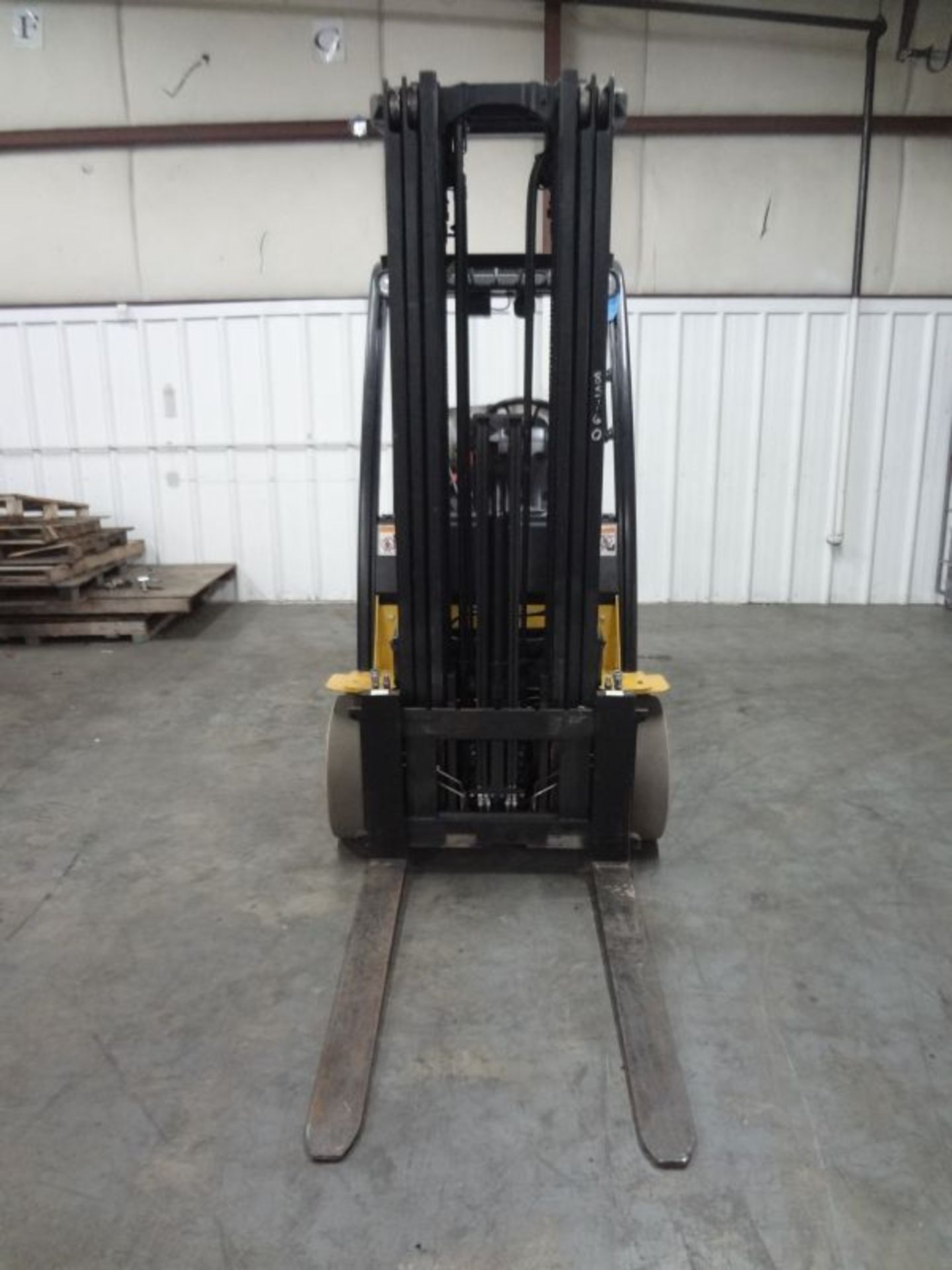 7,000 LB. YALE MODEL GLC070 CUSHION TIRE LP GAS LIFT TRUCK; S/N A910V15059G, 13,666 HOURS SHOWING, - Image 5 of 8