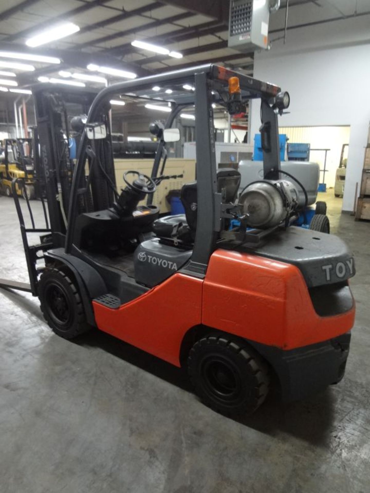 6,000 LB. TOYOTA MODEL 8FGU30 PNEUMATIC TIRE LP GAS LIFT TRUCK; S/N 31584, 16,544 HOURS SHOWING, 3- - Image 4 of 7