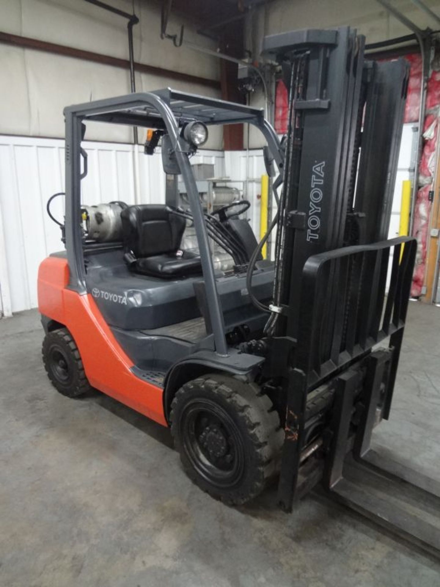 6,000 LB. TOYOTA MODEL 8FGU30 PNEUMATIC TIRE LP GAS LIFT TRUCK; S/N 31605, 15,734 HOURS SHOWING, 3- - Image 2 of 8