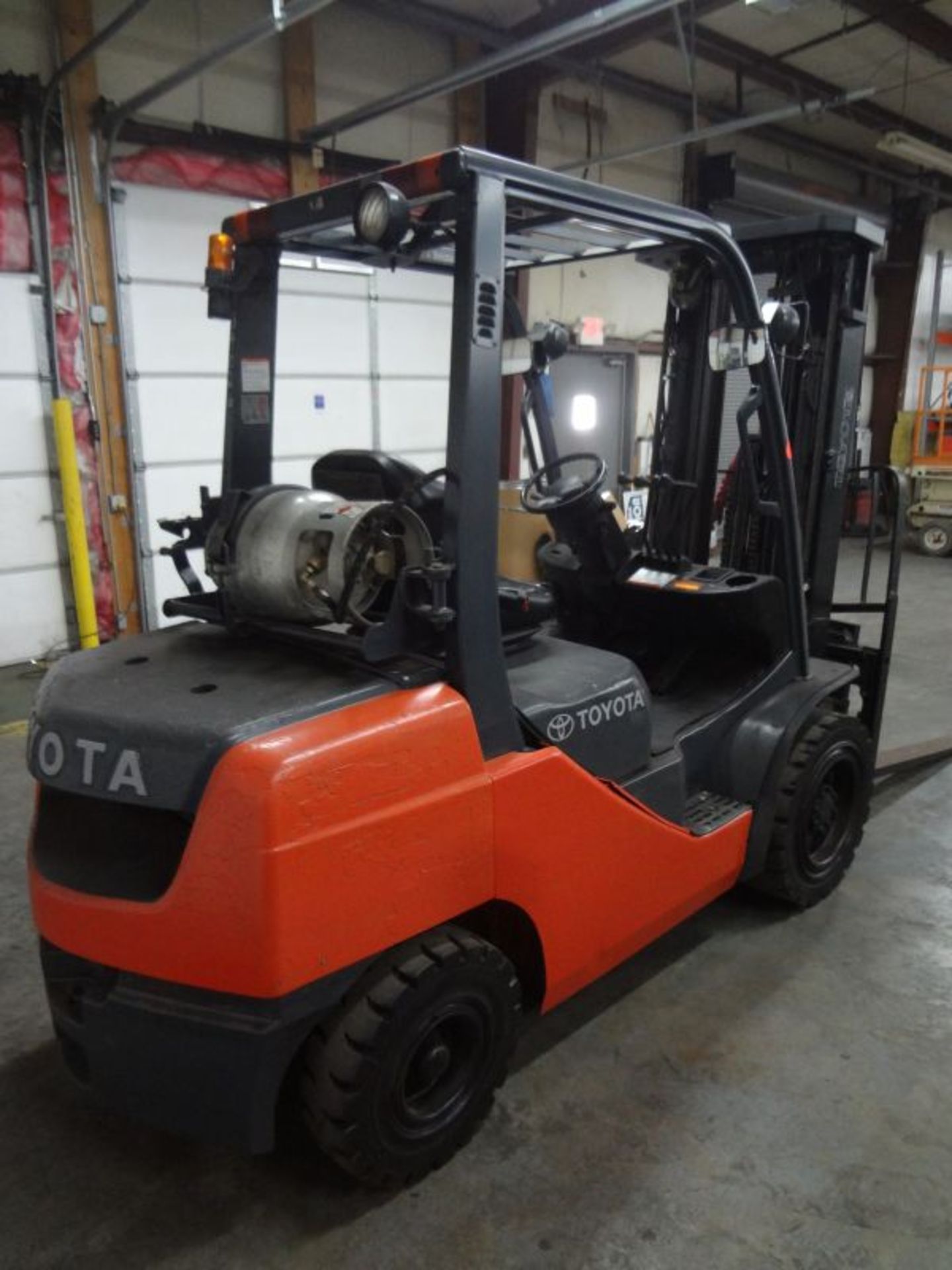 6,000 LB. TOYOTA MODEL 8FGU30 PNEUMATIC TIRE LP GAS LIFT TRUCK; S/N 31584, 16,544 HOURS SHOWING, 3- - Image 3 of 7