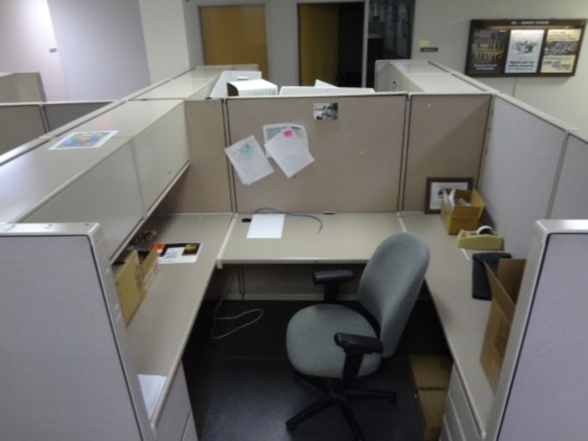 (LOT) 75" X 98" X 61" FOUR-PERSON STEELCASE MODULAR OFFICE INCLUDING (2) OVERHEAD CABINETS, (1) 3- - Image 2 of 5