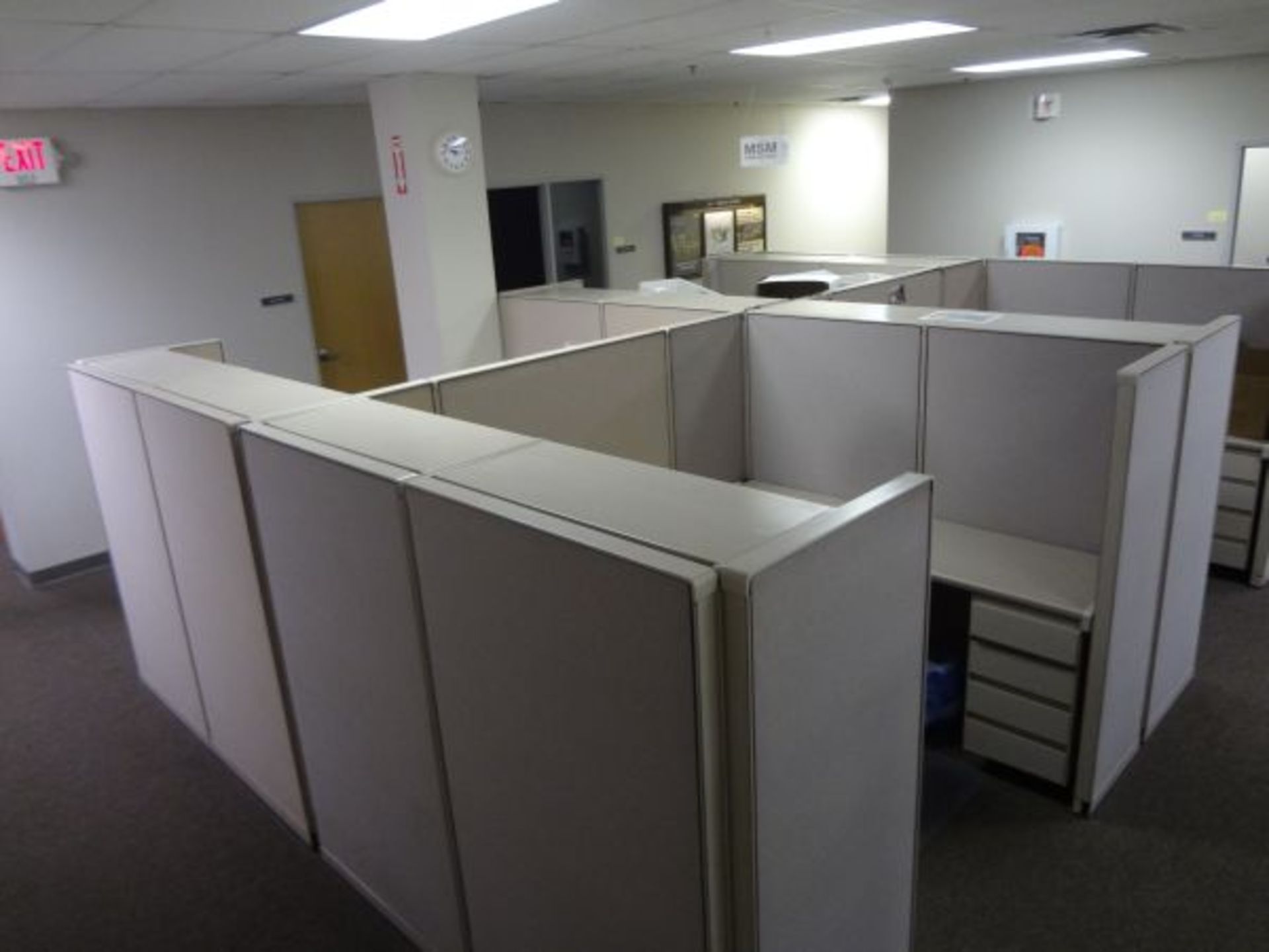 (LOT) 75" X 98" X 61" FOUR-PERSON STEELCASE MODULAR OFFICE INCLUDING (2) OVERHEAD CABINETS, (1) 3- - Image 4 of 5