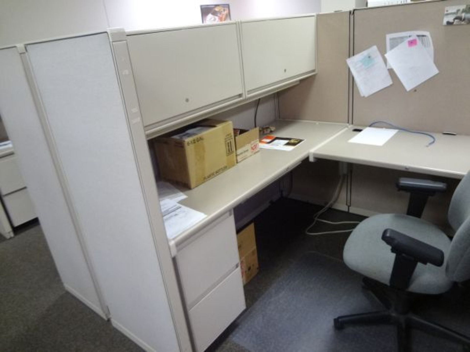 (LOT) 75" X 98" X 61" FOUR-PERSON STEELCASE MODULAR OFFICE INCLUDING (2) OVERHEAD CABINETS, (1) 3- - Image 3 of 5