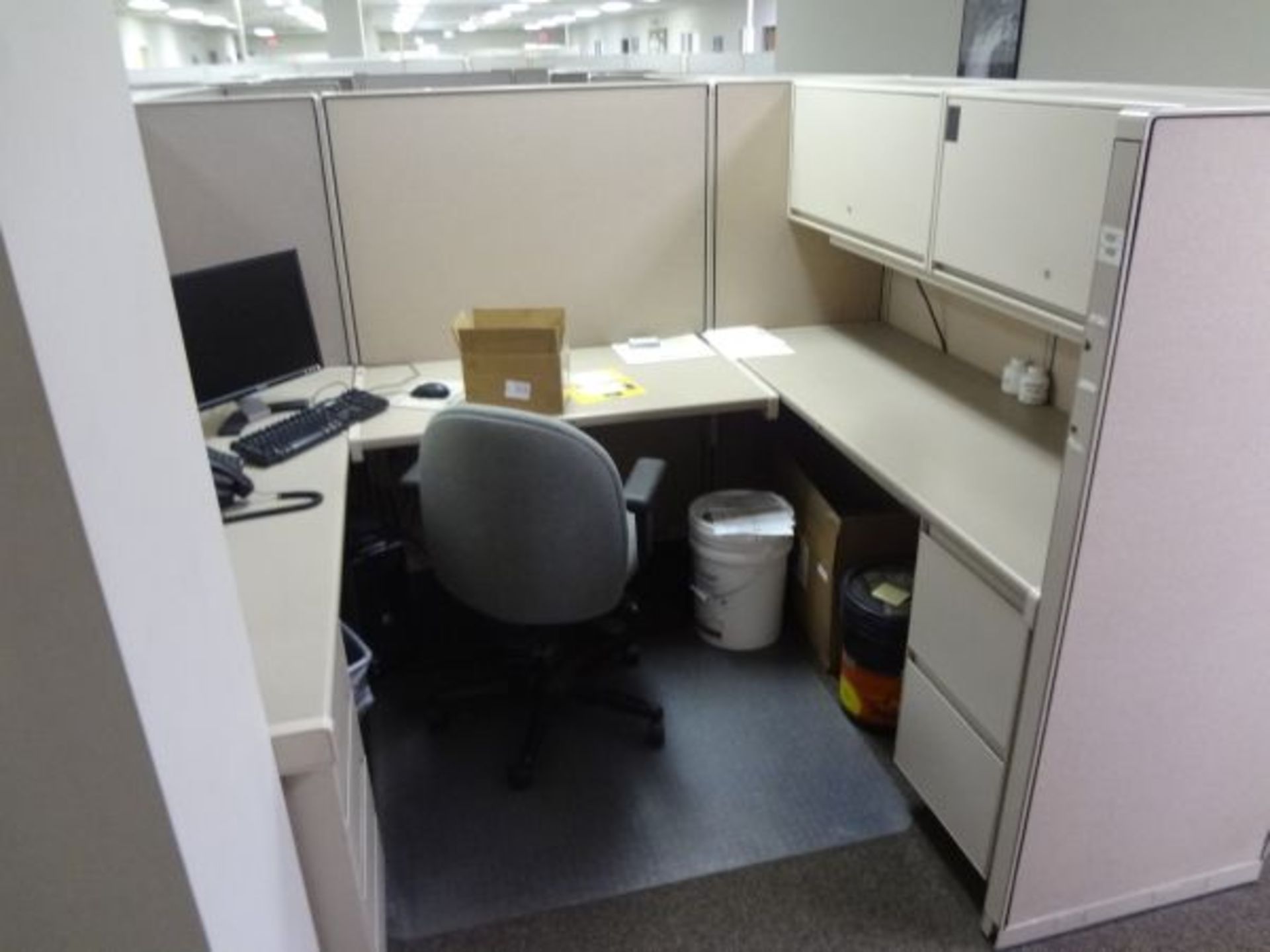 (LOT) 75" X 98" X 61" FOUR-PERSON STEELCASE MODULAR OFFICE INCLUDING (2) OVERHEAD CABINETS, (1) 3- - Image 5 of 5