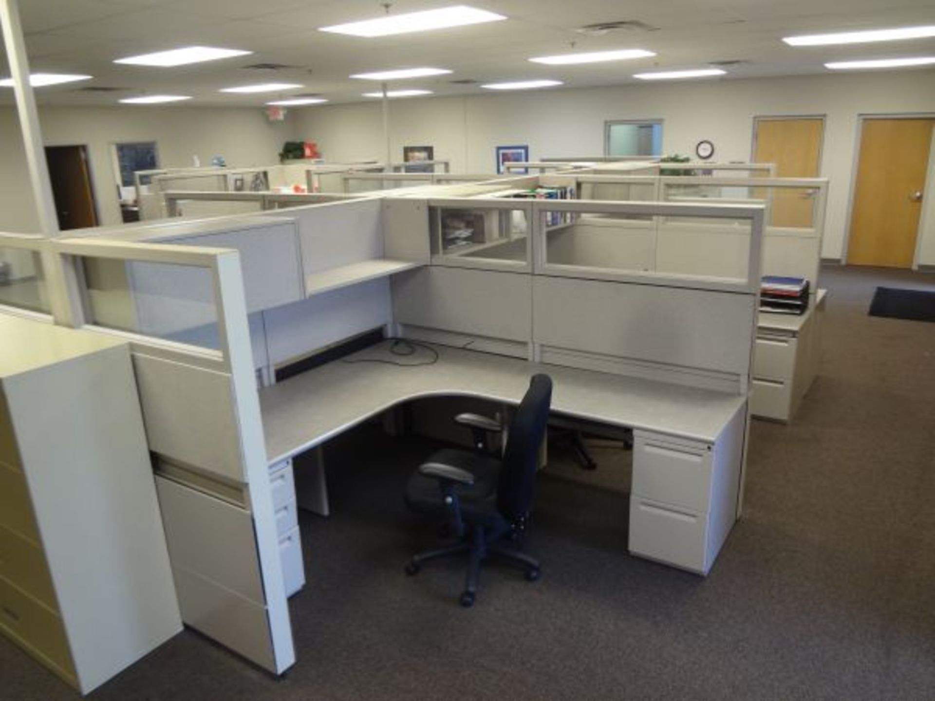 (LOT) 88" X 86" X 65" SIX-PERSON MARVELL MODULAR OFFICE INCLUDING (1) OVERHEAD CABINET, (1) OVERHEAD - Image 5 of 6