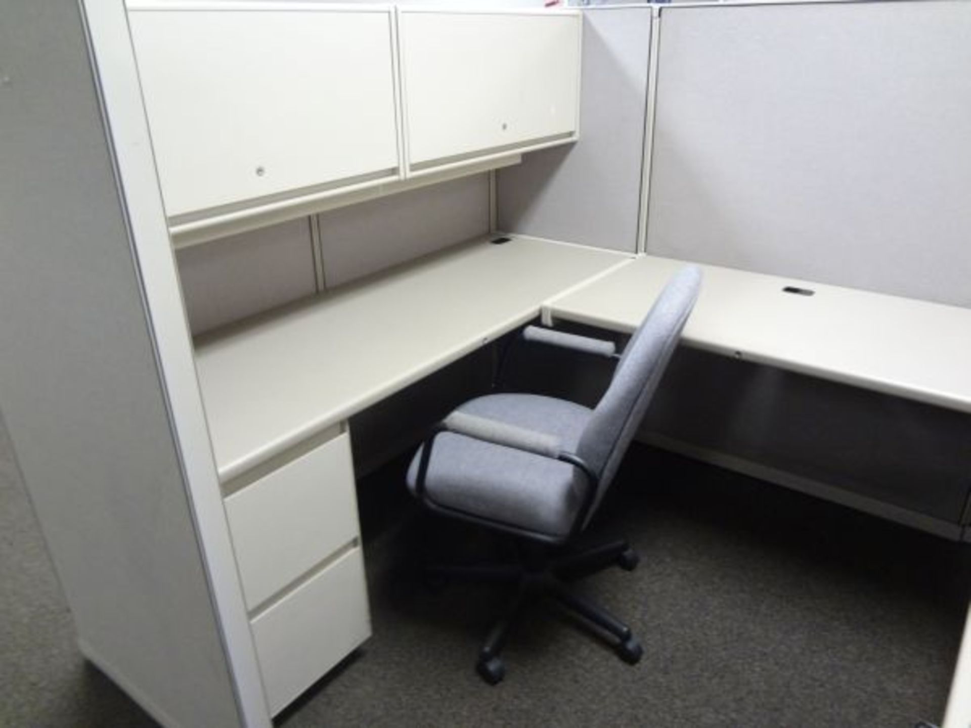 75" X 98" X 61" TWO-PERSON STEELCASE MODULAR OFFICE INCLUDING (2) OVERHEAD CABINETS, (1) 3-DRAWER - Image 3 of 3