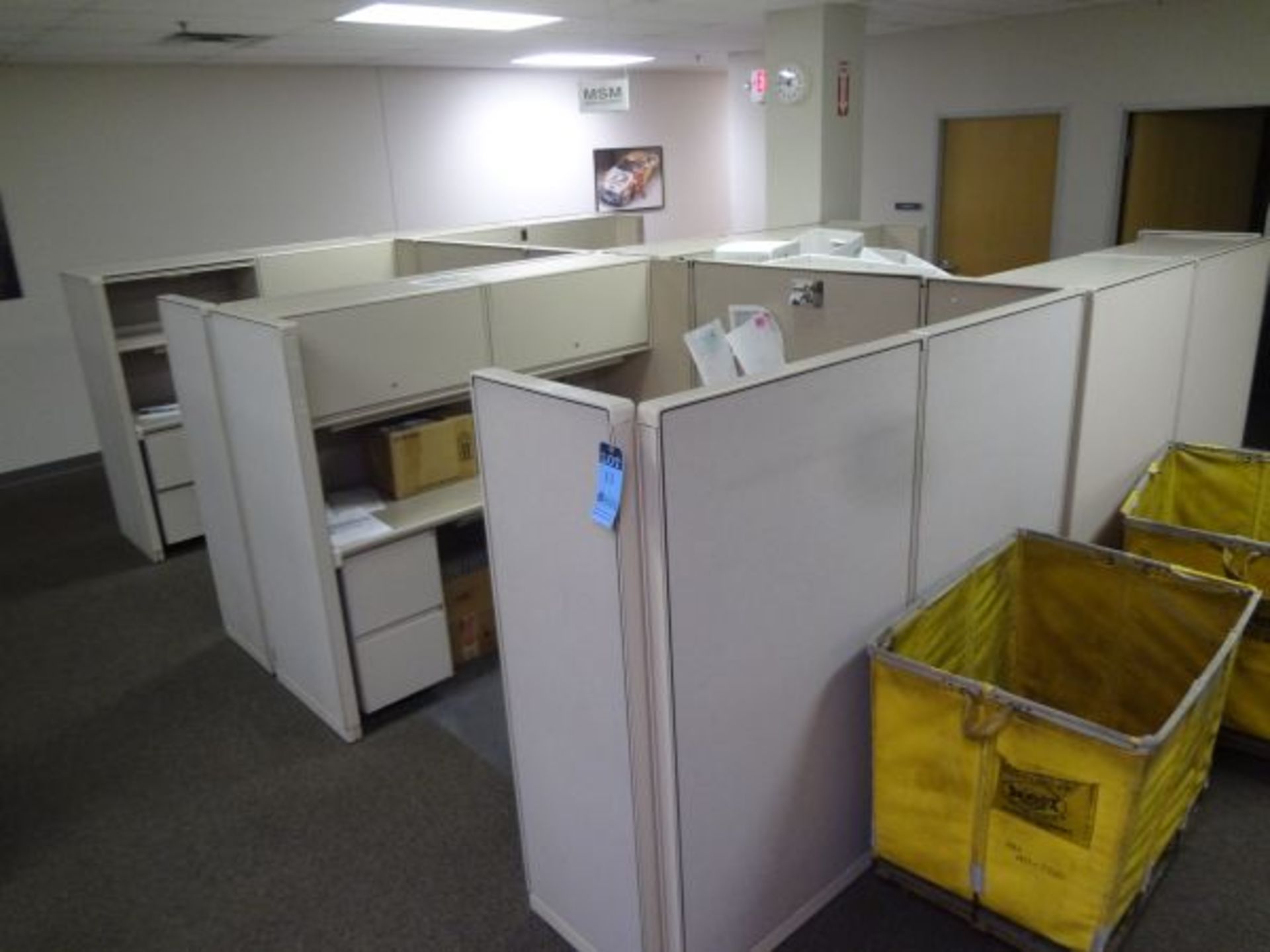 (LOT) 75" X 98" X 61" FOUR-PERSON STEELCASE MODULAR OFFICE INCLUDING (2) OVERHEAD CABINETS, (1) 3-