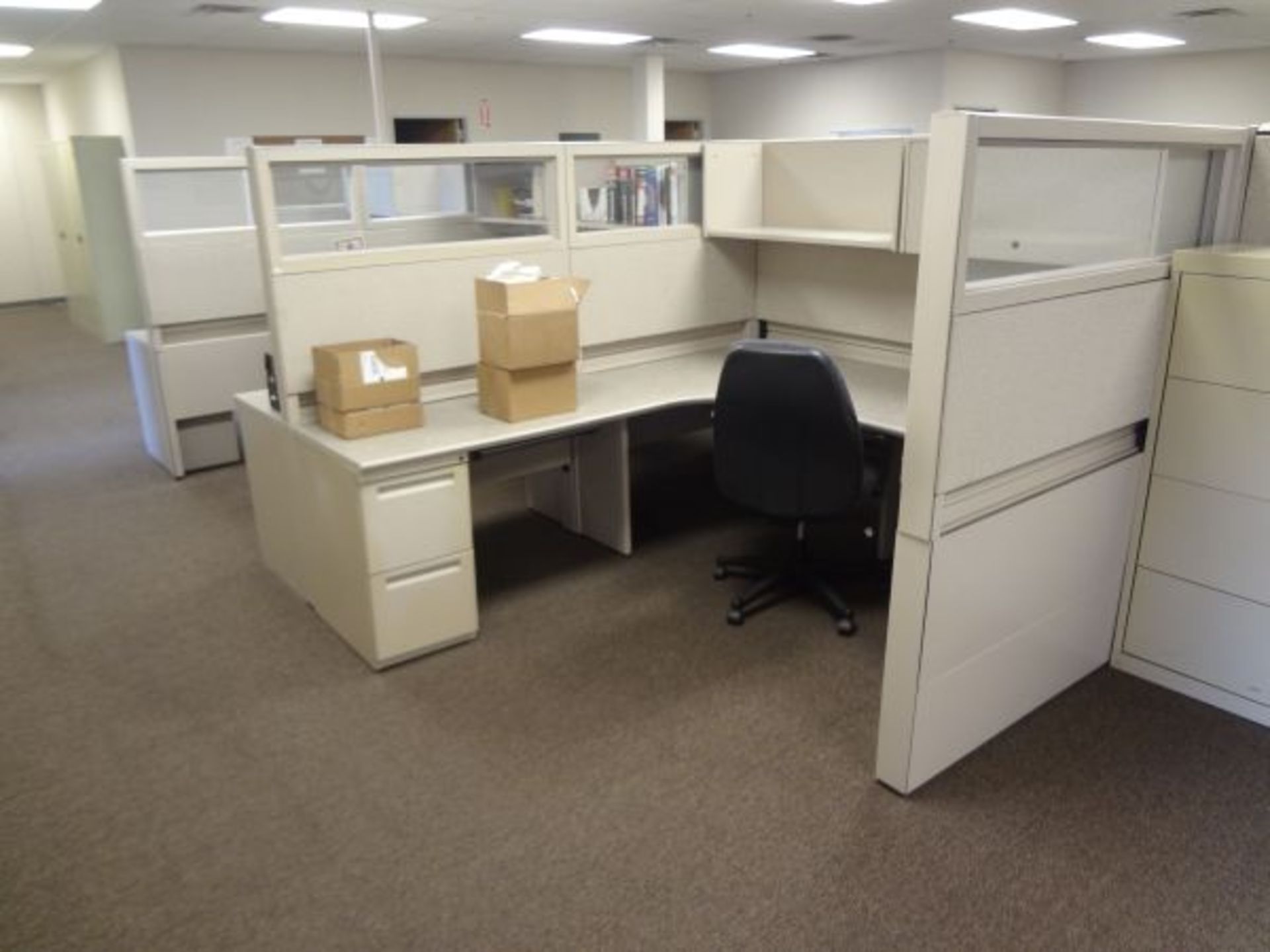 (LOT) 88" X 86" X 65" SIX-PERSON MARVELL MODULAR OFFICE INCLUDING (1) OVERHEAD CABINET, (1) OVERHEAD - Image 4 of 6