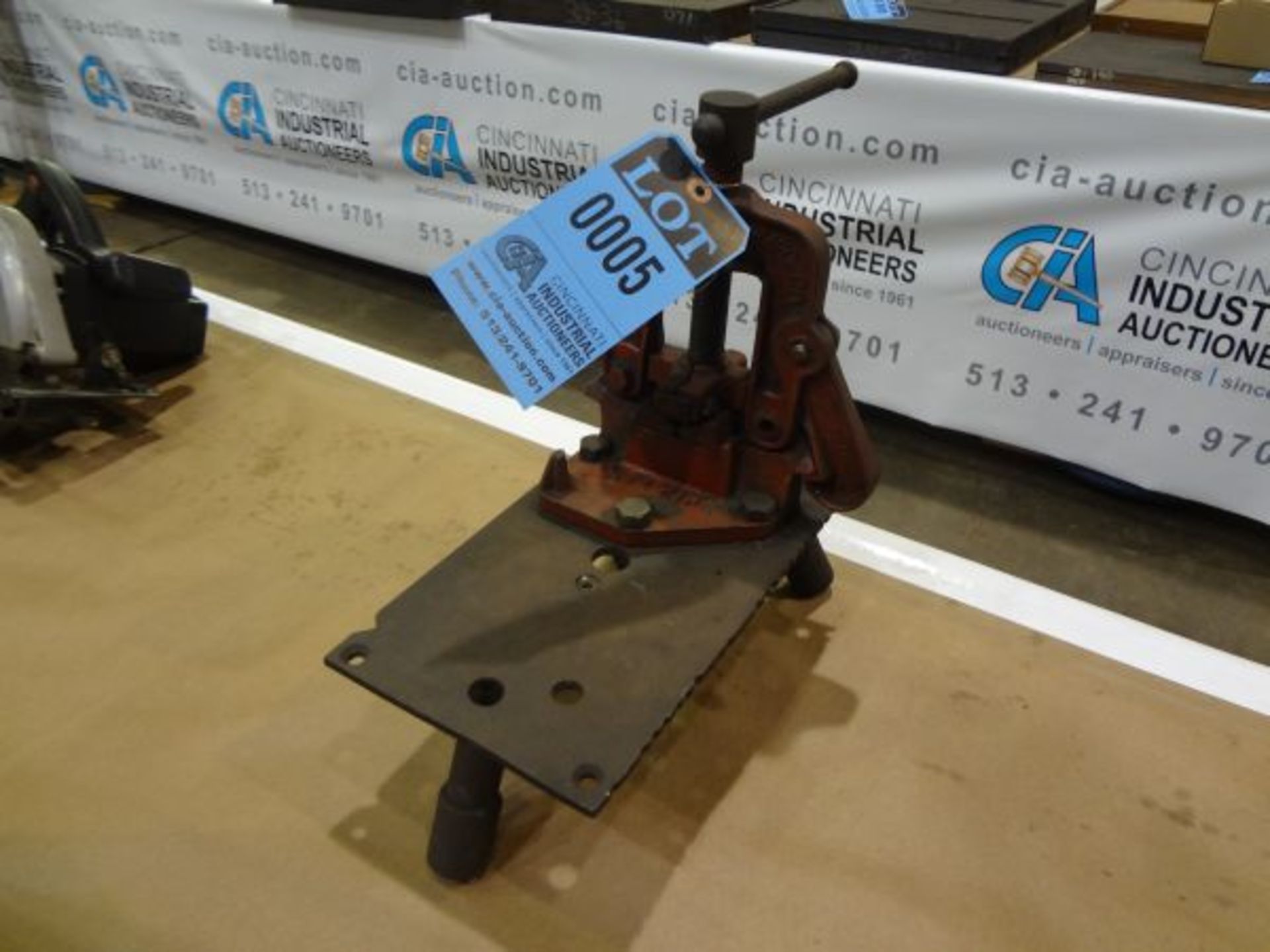 1/8" - 2" COLUMBIA MANUAL PIPE VISE