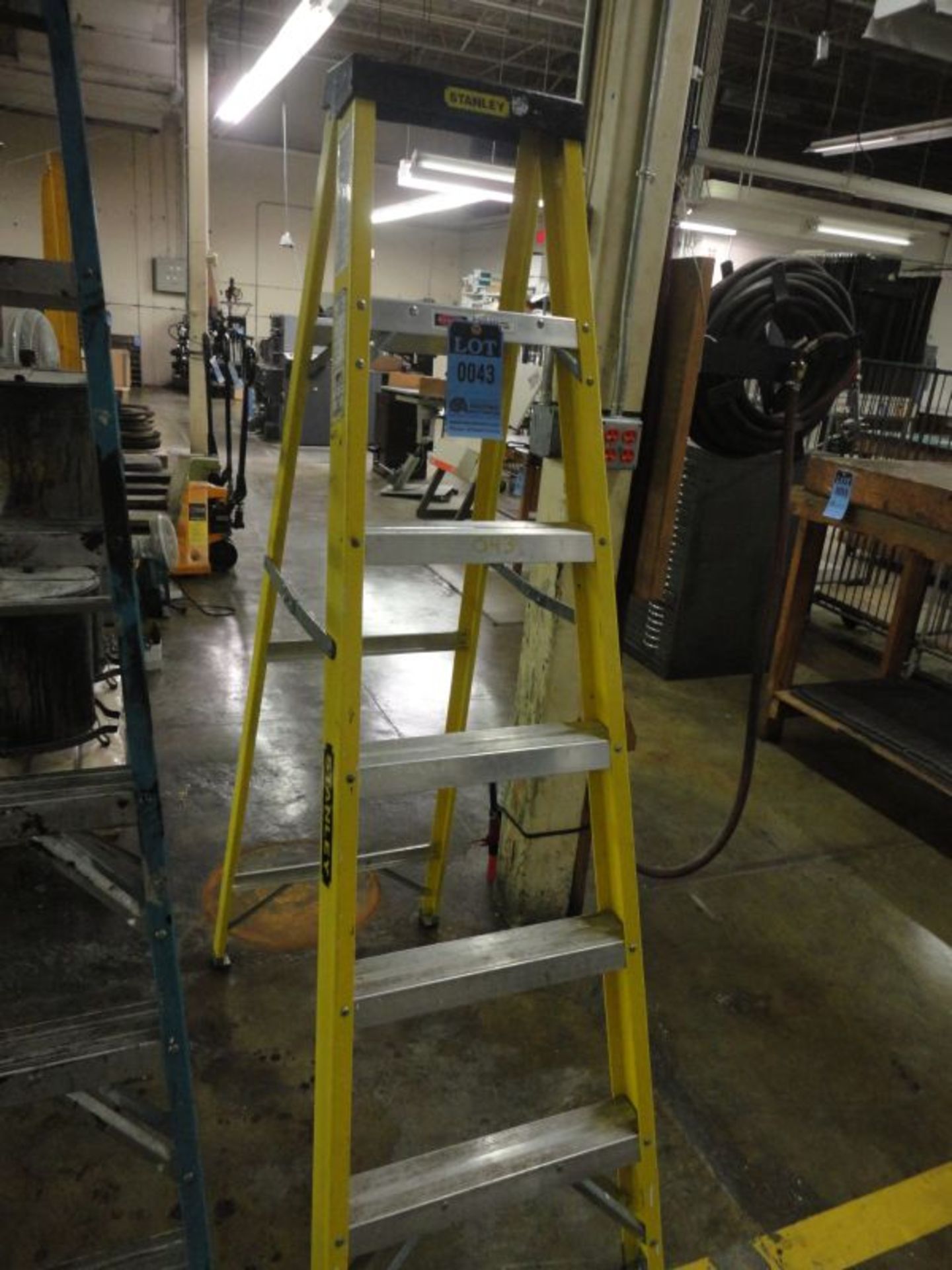 6' STANLEY FINBERGLASS STEP LADDER