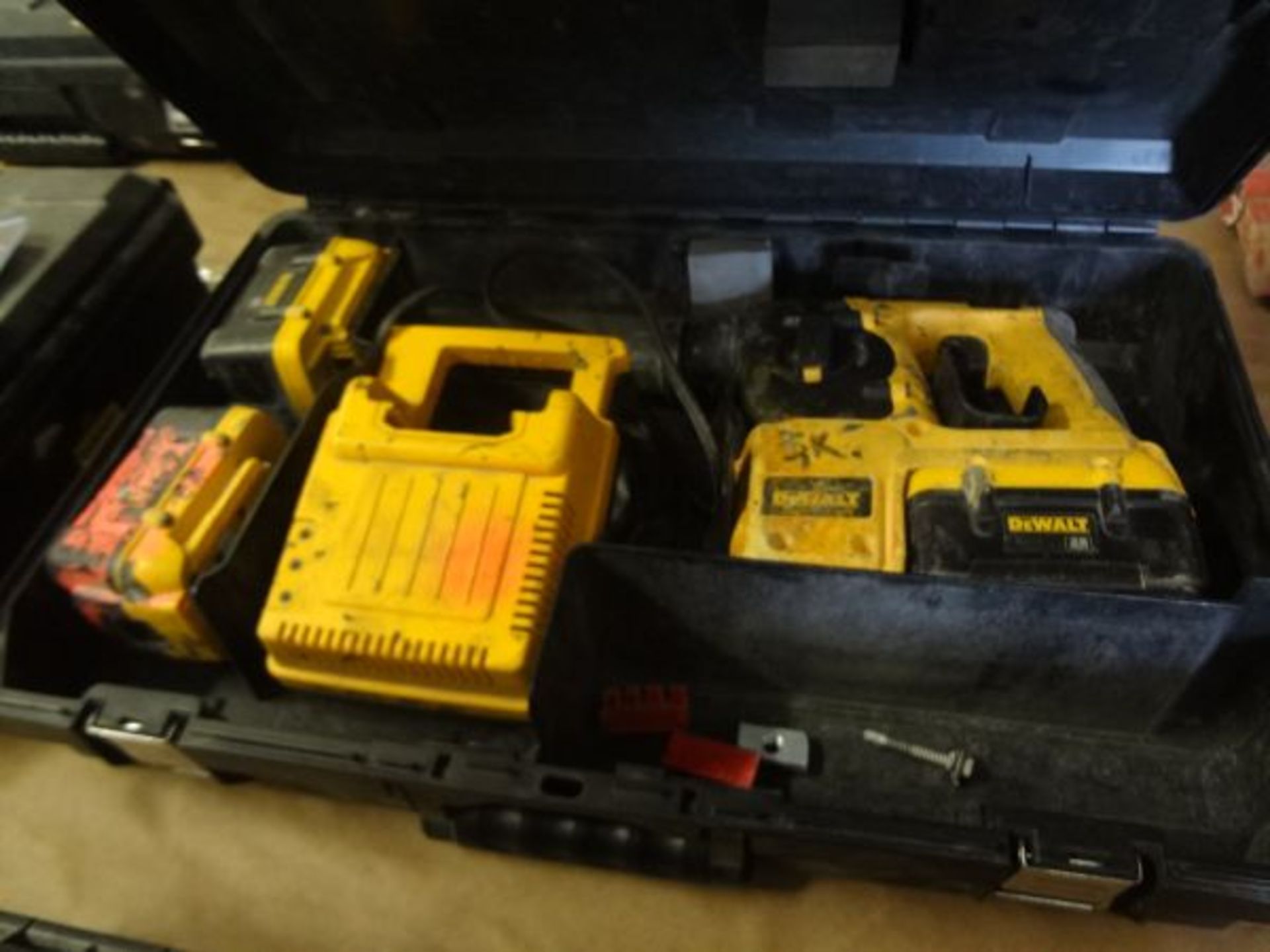 28 VOLT DEWALT CORDLESS ROTARY HAMMER DRILL WITH CHARGER