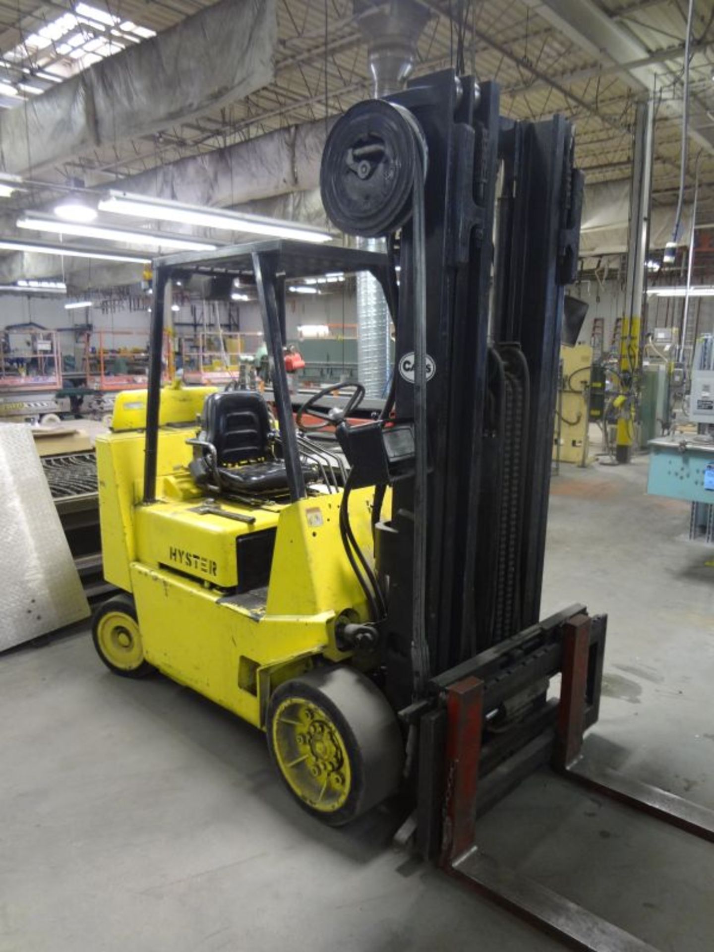 8,000 LB. HYSTER MODEL S80XLBCS LP GAS SOLID TIRE LIFT TRUCK; S/N D004D03900U, 172" LIFT HEIGHT, 3- - Image 2 of 8