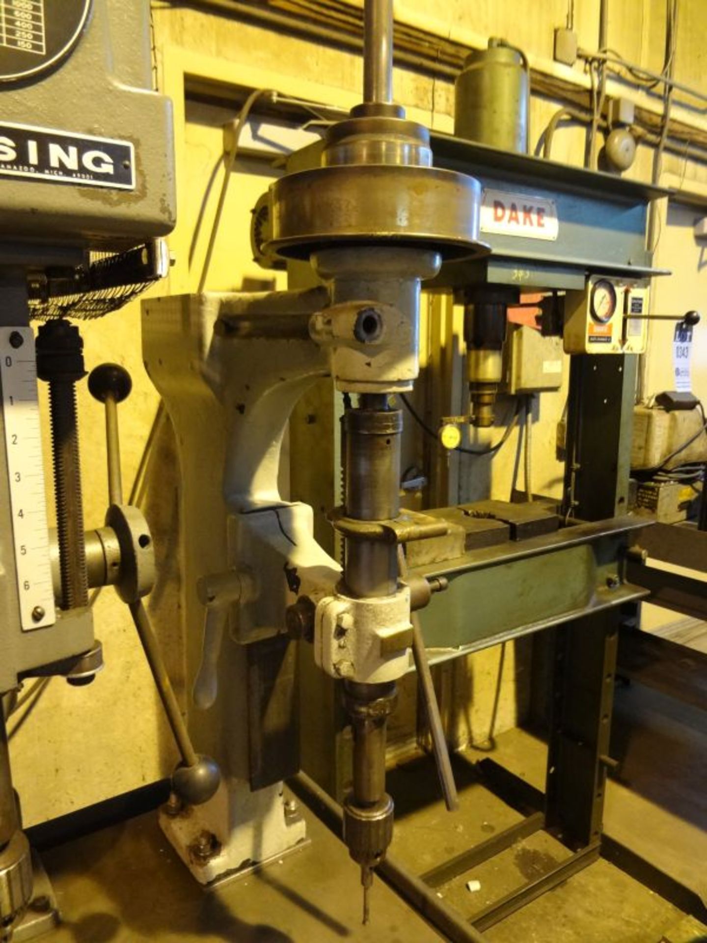 20" CLAUSING MODEL 2220 SINGLE SPINDLE DRILL; S/N 107546, WITH VISE - Image 6 of 6