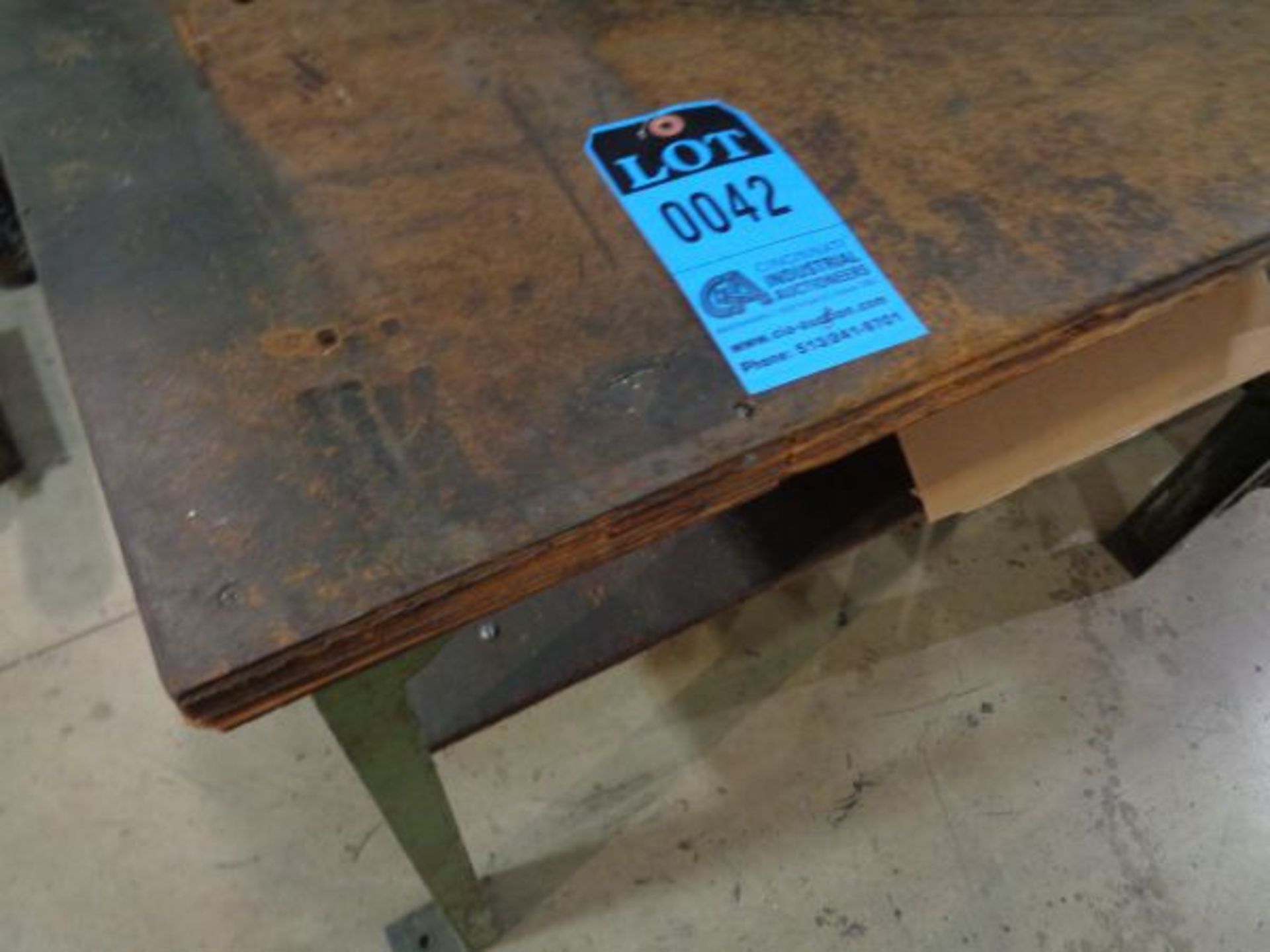 (LOT) STEEL TABLE AND CARTS