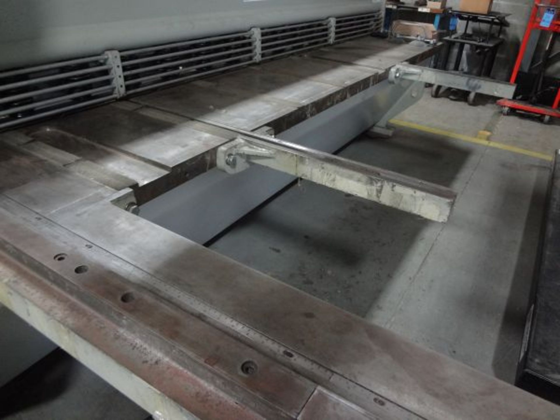 .135 X 10' ACCUSHEAR MODEL 613510 CNC SQUARING SHEAR; S/N 5049, ACCURSHEAR ES220 PROGRAMMABLE - Image 7 of 17