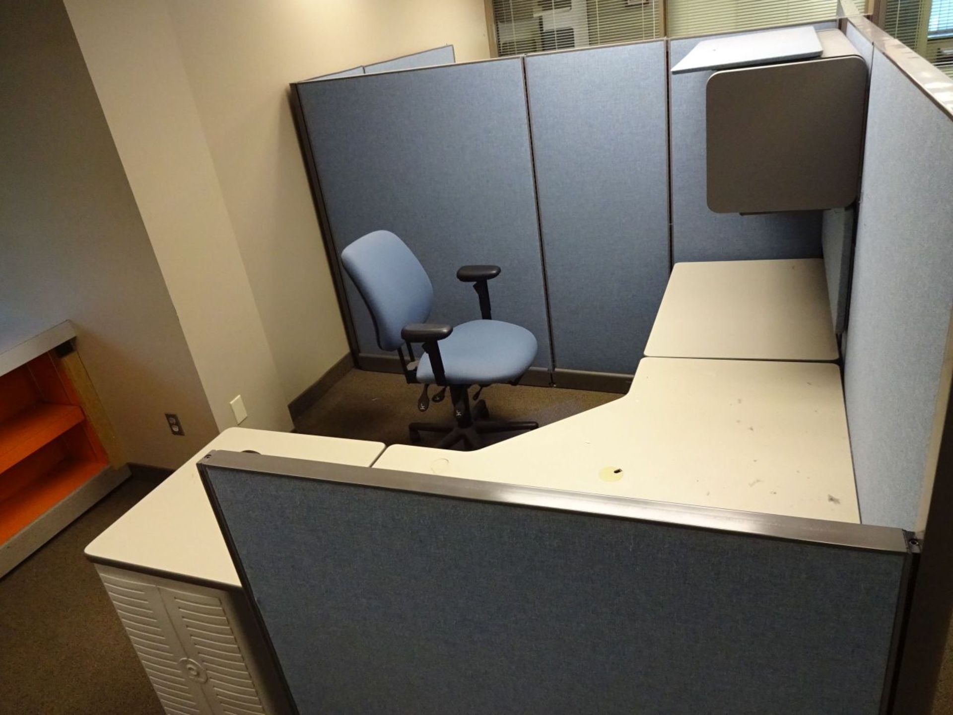 6-STATION CUBICLE LAYOUT, 64" WALLS WITH ENCLOSED FURNITURE - Image 2 of 7