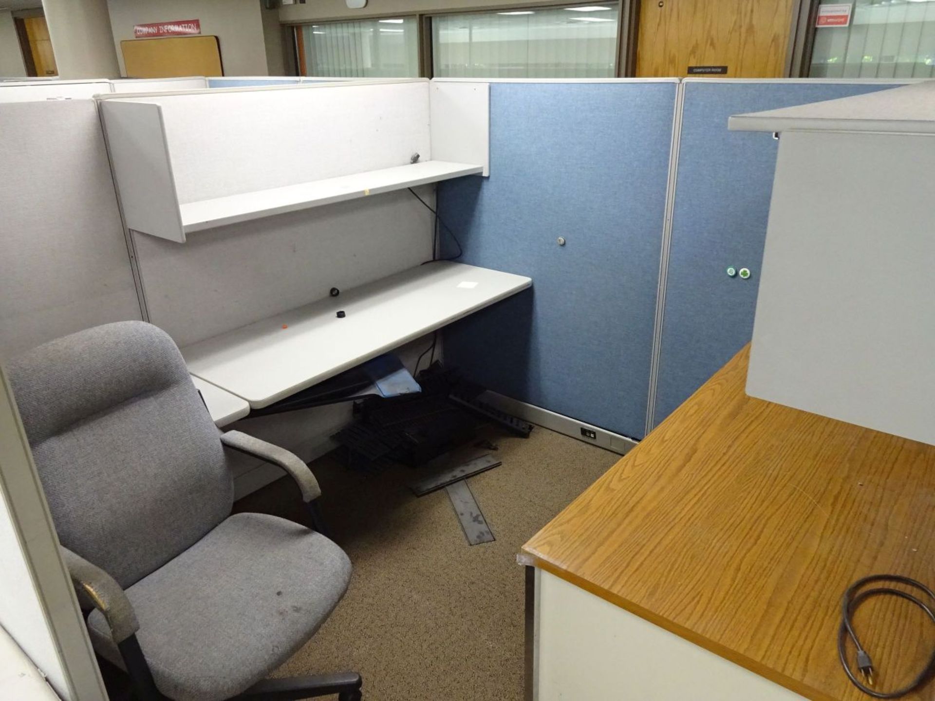 5-STATION CUBICLE LAYOUT, 64" WALLS WITH ENCLOSED FURNITURE - Image 4 of 5