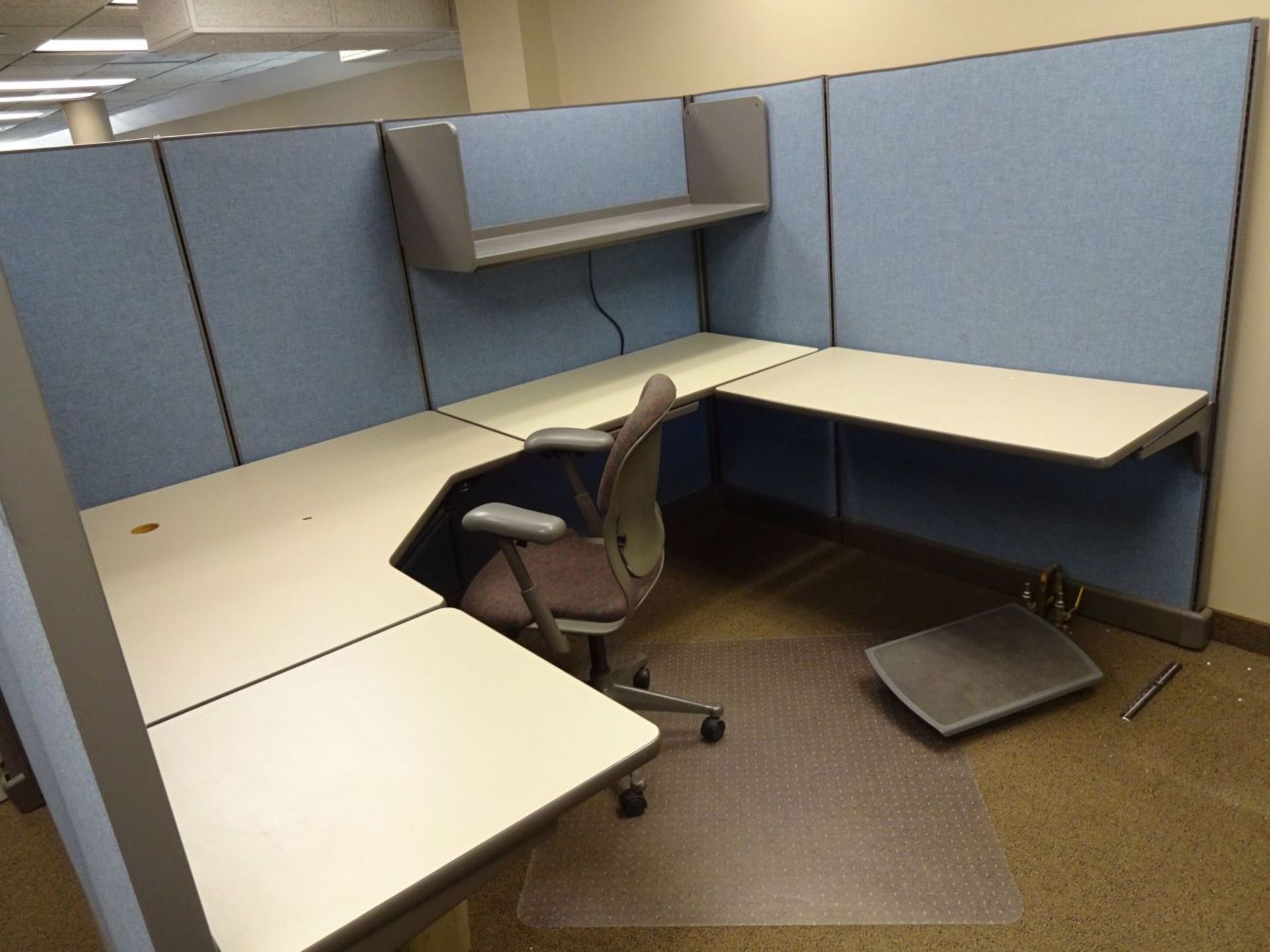 6-STATION CUBICLE LAYOUT, 64" WALLS WITH ENCLOSED FURNITURE