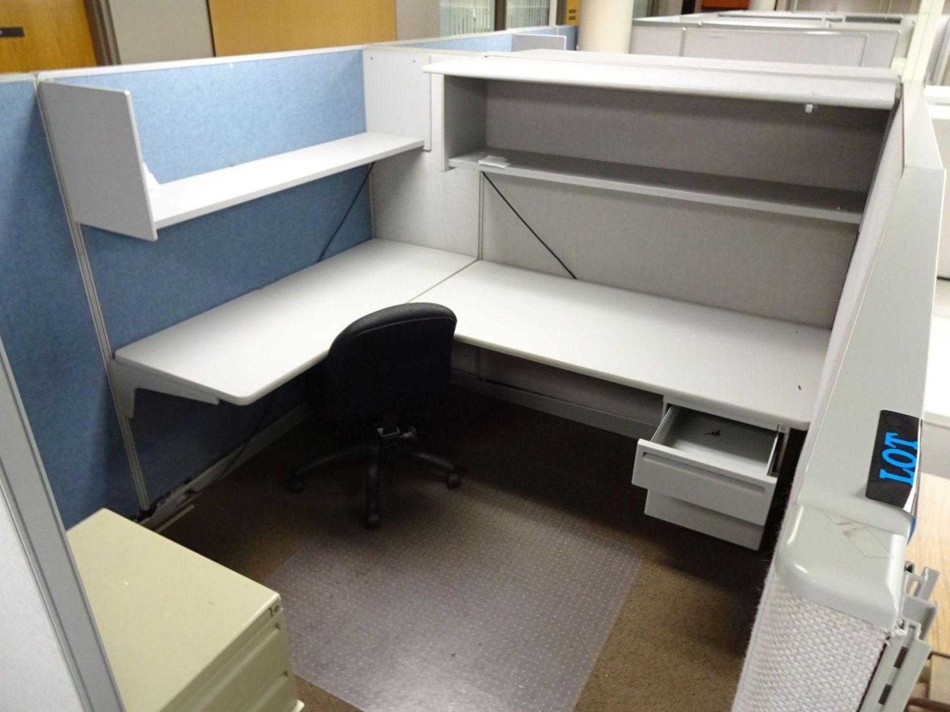 5-STATION CUBICLE LAYOUT, 64" WALLS WITH ENCLOSED FURNITURE