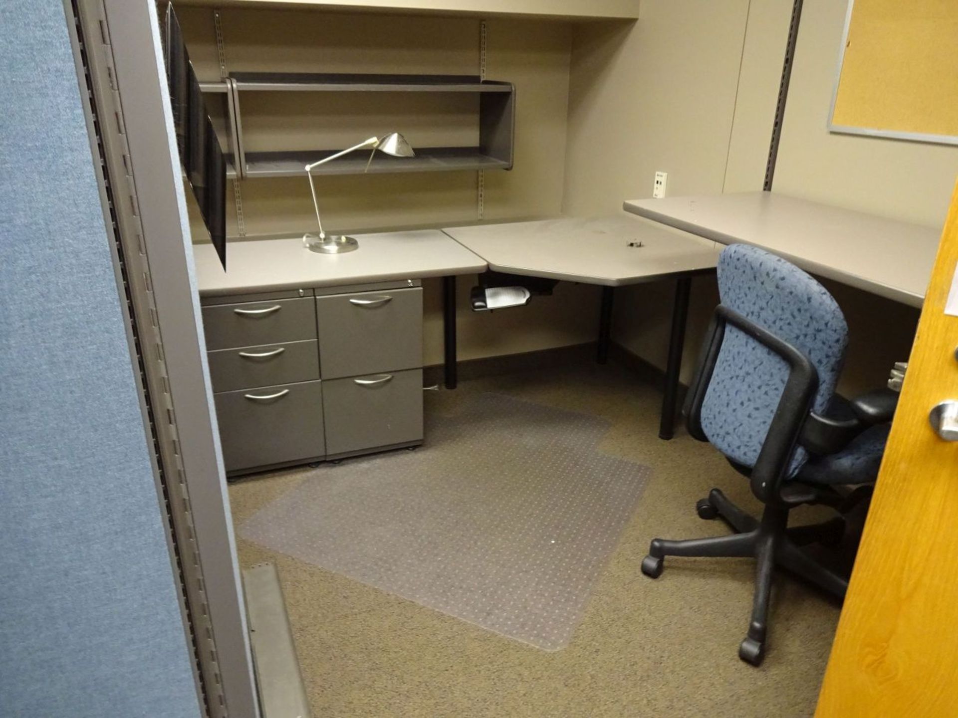 (LOT) CONTENTS OF OFFICE - FURNITURE ONLY - Image 7 of 7