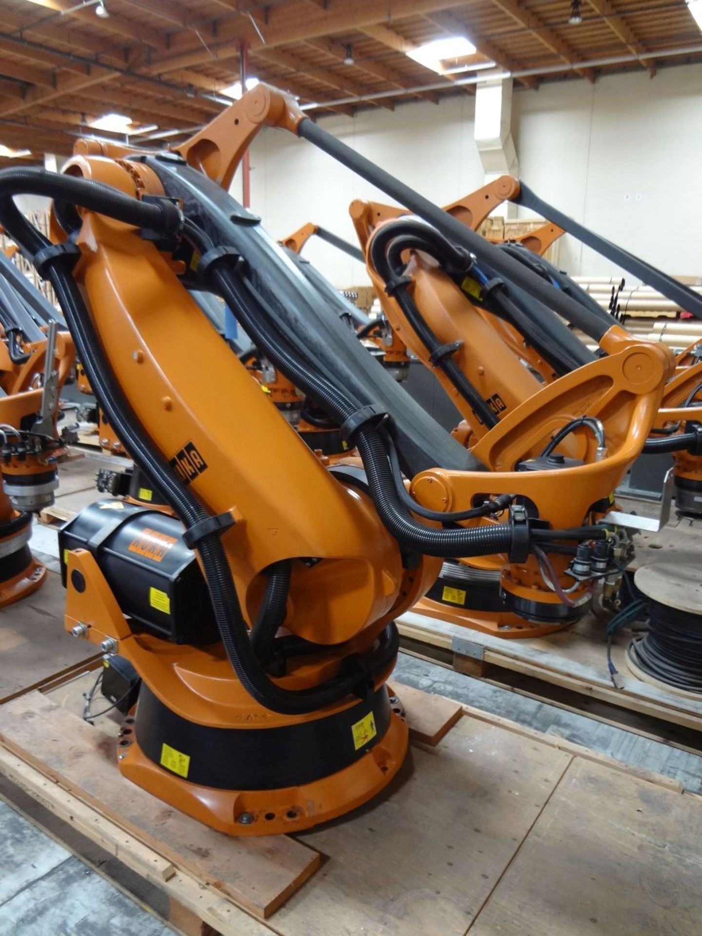 KUKA MODEL KR180-2PA 6-AXIS ROBOT; S/N 940097, KRC2 ROBOTIC CONTROL; S/N N/A, NO PENDANT (NEW 2007) - Image 4 of 5