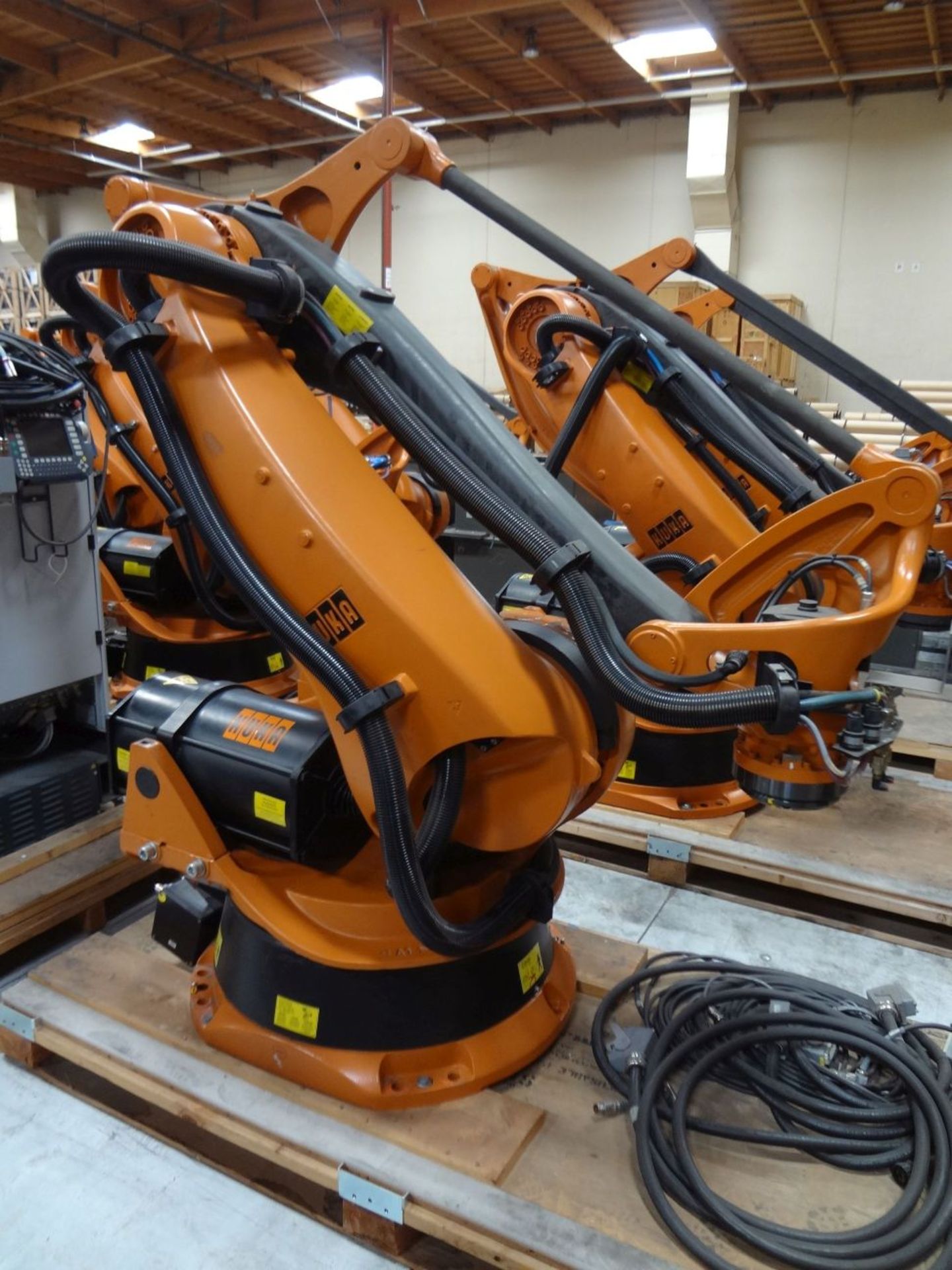 KUKA MODEL KR180-2PA 6-AXIS ROBOT; S/N 940100, KRC2 ROBOTIC CONTROL; S/N N/A, NO PENDANT (NEW - Image 4 of 5