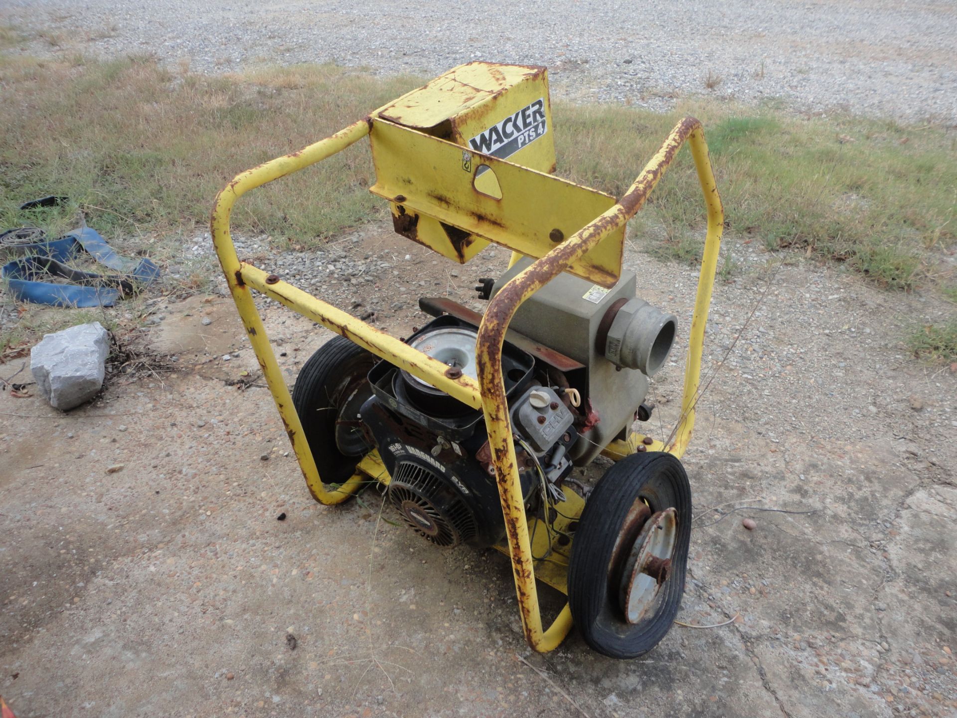 (LOT) CONTENTS IN & AROUND SIDES OF BUILDING OF MECHANICS SHOP **NOTHING AFFIXED TO BUILDING** - Image 6 of 8