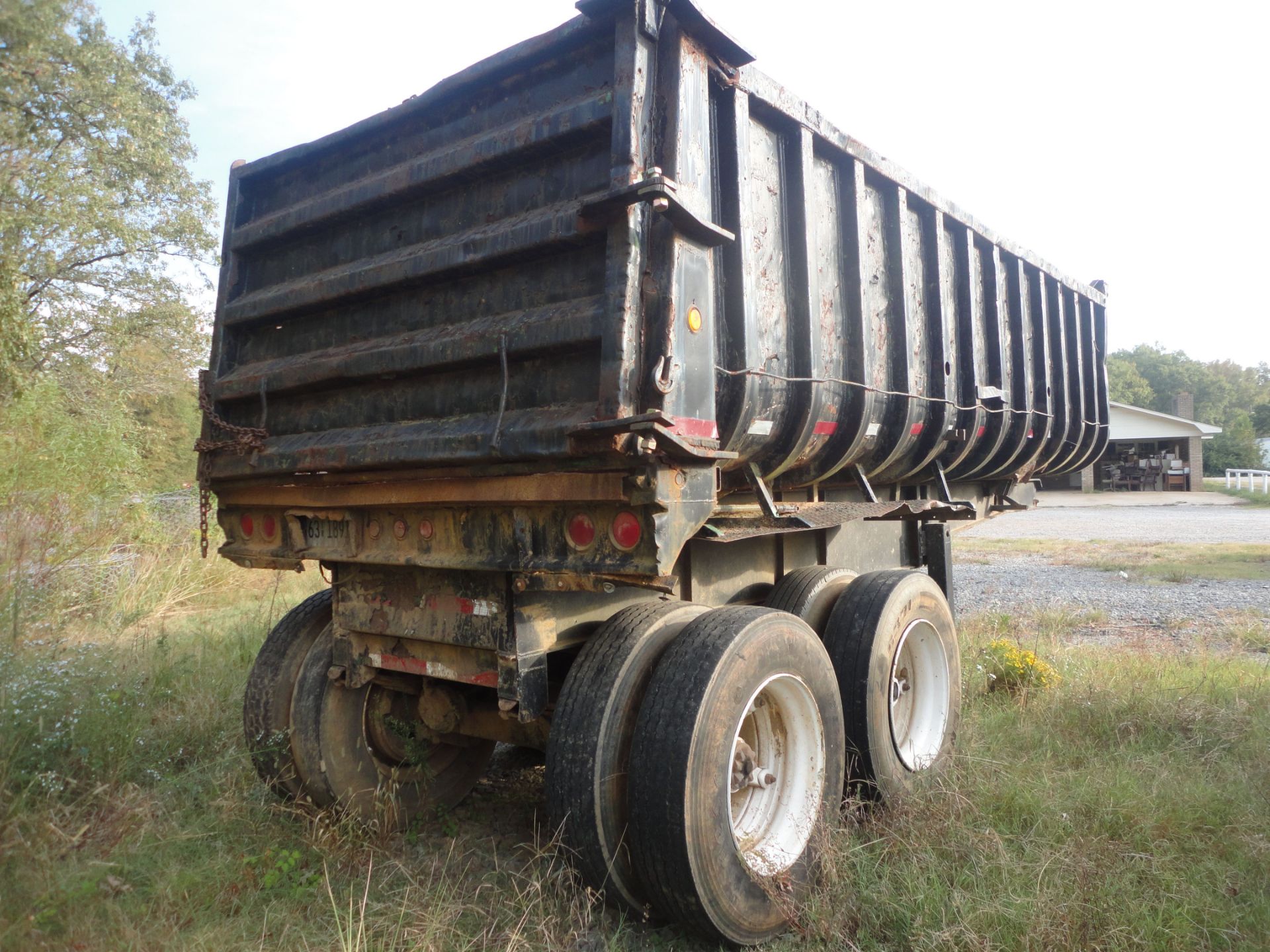 21' LONG X 5" SIDES APPROX. MFG. UNKNOWN HYDRAULIC TANDEM AXLE U-SHAPED STEEL BED DUMP TRAILER; - Image 5 of 6