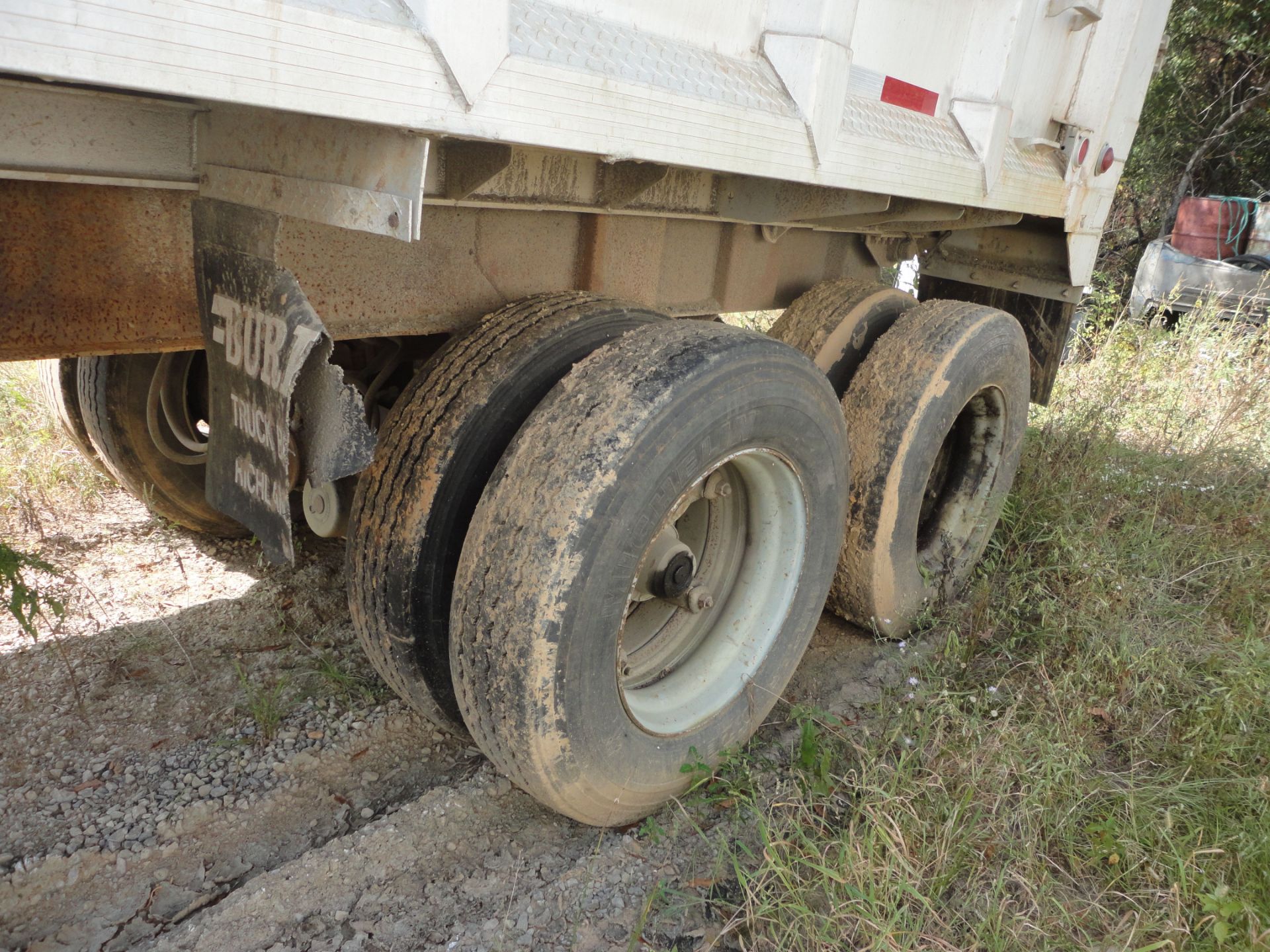 96" WIDE X 30' LONG X 75" HIGH SIDES EAST STEEL FRAME ALUMINUM BED TANDEM AXLE HYDRAULIC DUMP - Image 6 of 8