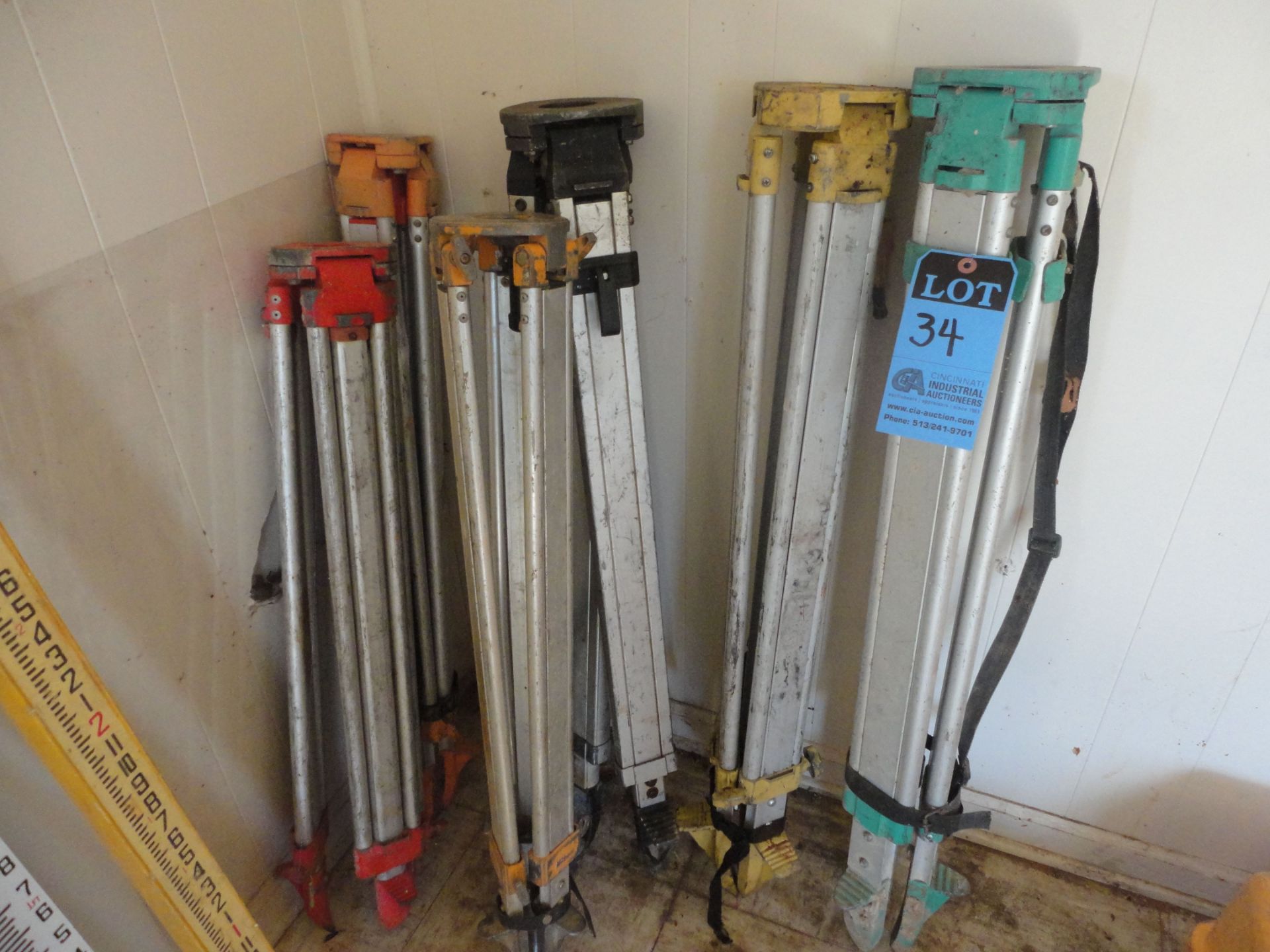 (LOT) (6) TRIPODS