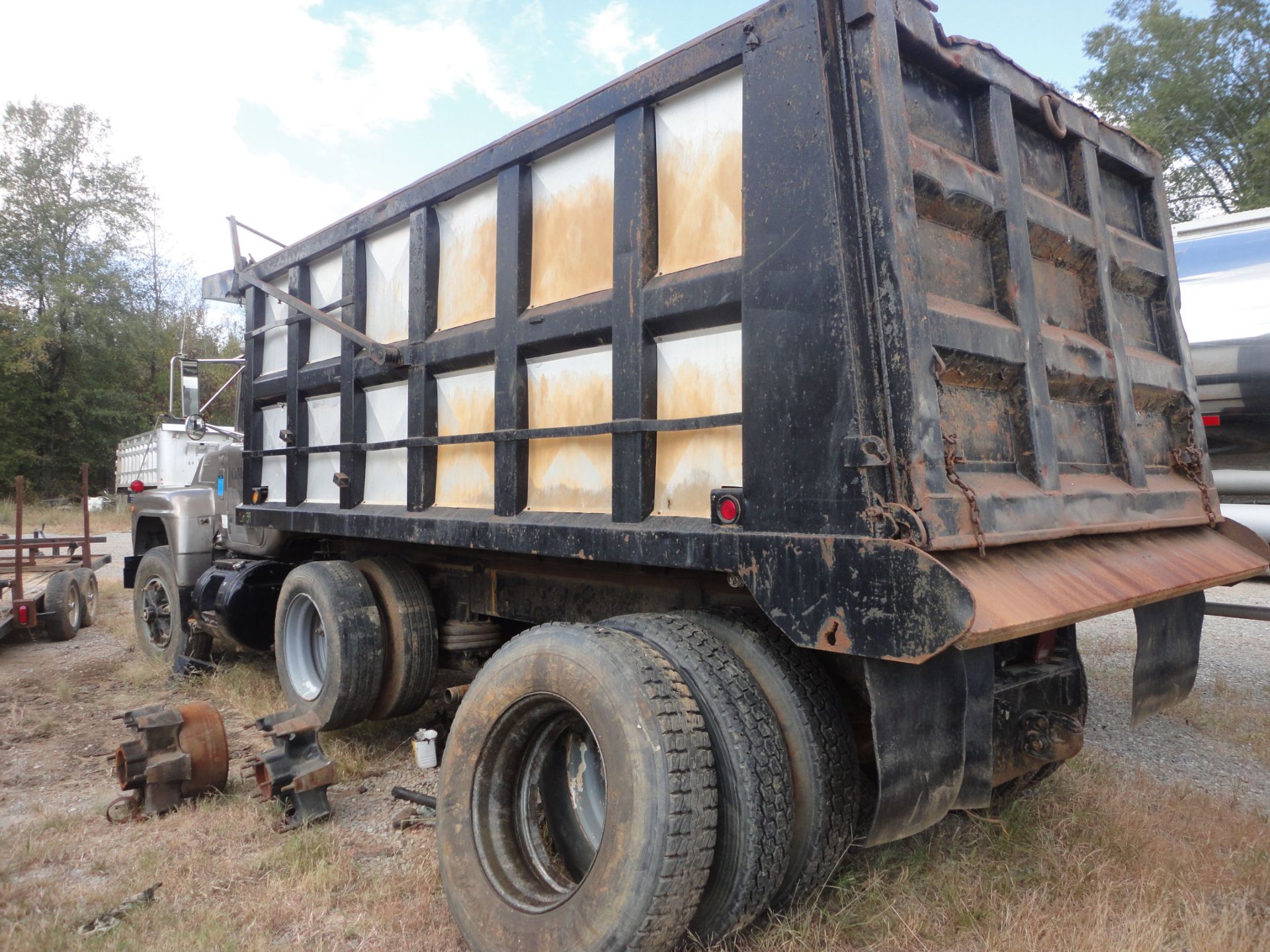 1990 MACK MODEL RD690S TANDEM AXLE AIR CONTROL TAG AXLE, 16' STEEL DUMP BED DUMP TRUCK; W/ POWER - Image 6 of 13