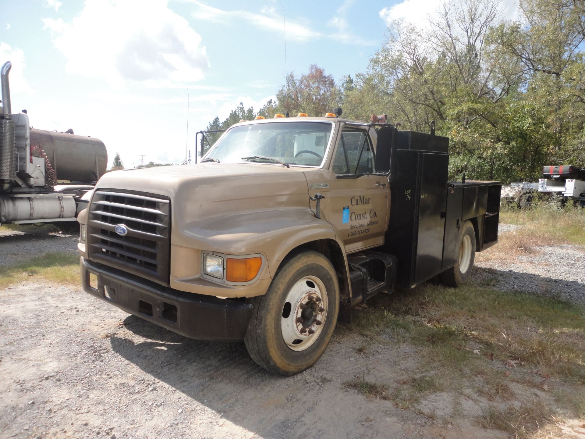 1995 FORD F-700 GAS POWERED 2-SPEED TRANSMISSION, V-8 MOTOR, PTO SYSTEM DUALLY SERVICE TRUCK;