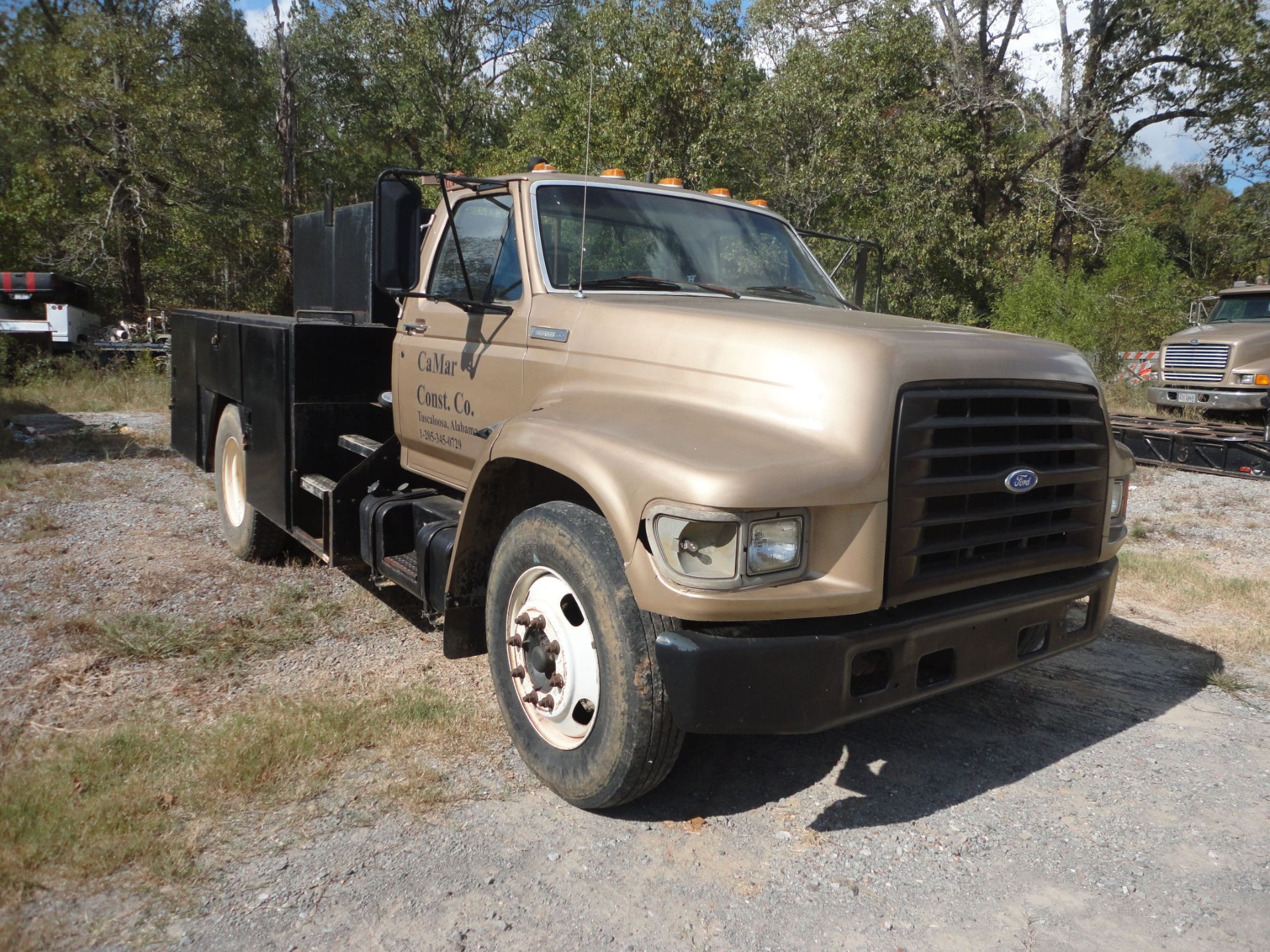 1995 FORD F-700 GAS POWERED 2-SPEED TRANSMISSION, V-8 MOTOR, PTO SYSTEM DUALLY SERVICE TRUCK; - Image 2 of 7