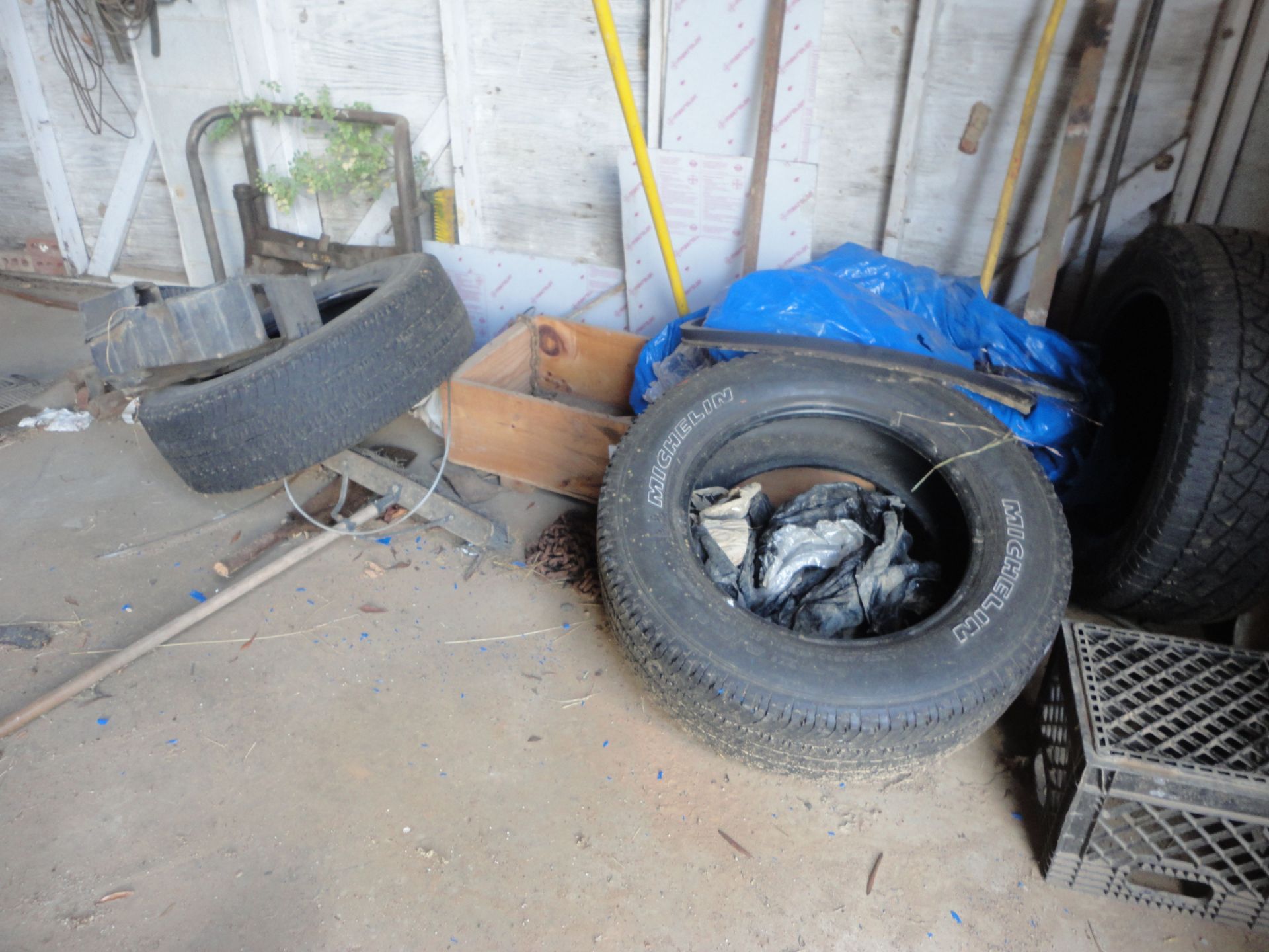 (LOT) CONTENTS IN & AROUND SIDES OF BUILDING OF MECHANICS SHOP **NOTHING AFFIXED TO BUILDING** - Image 5 of 8