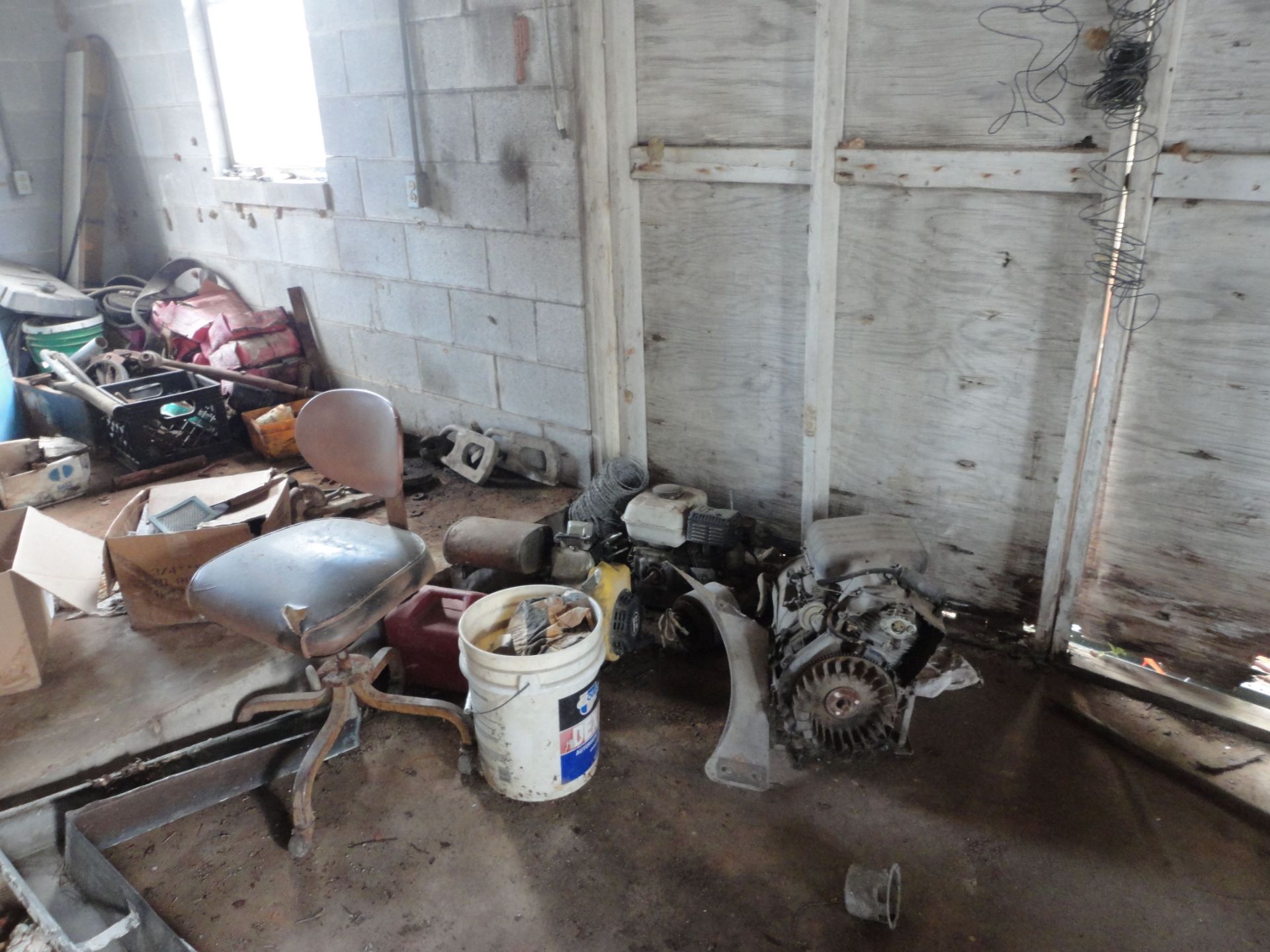 (LOT) CONTENTS IN & AROUND SIDES OF BUILDING OF MECHANICS SHOP **NOTHING AFFIXED TO BUILDING** - Image 4 of 8