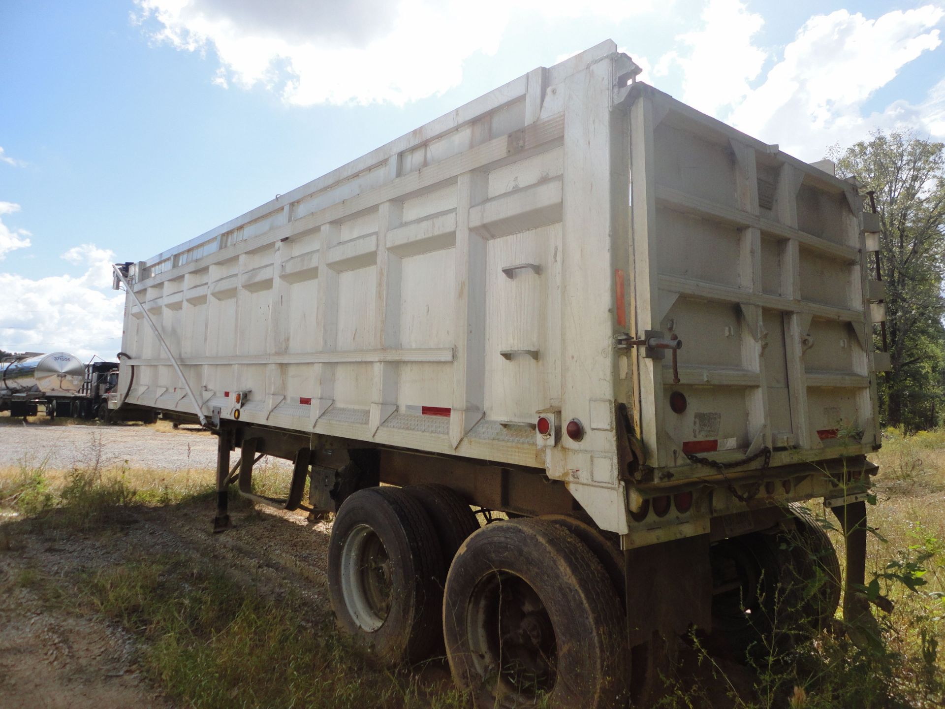 96" WIDE X 30' LONG X 75" HIGH SIDES EAST STEEL FRAME ALUMINUM BED TANDEM AXLE HYDRAULIC DUMP - Image 3 of 8