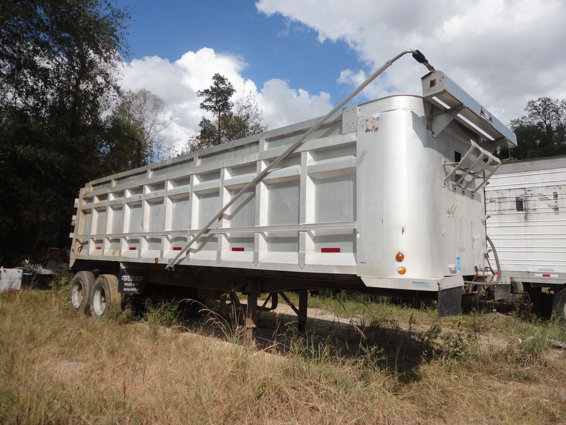 96" WIDE X 30' LONG X 75" HIGH SIDES EAST STEEL FRAME ALUMINUM BED TANDEM AXLE HYDRAULIC DUMP