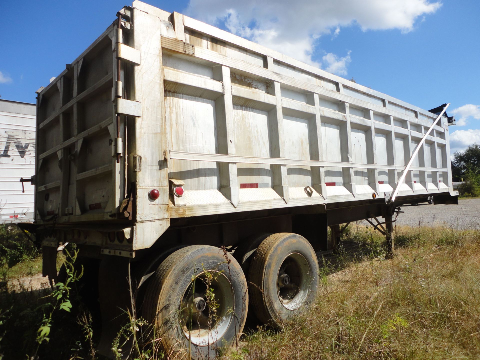96" WIDE X 30' LONG X 75" HIGH SIDES EAST STEEL FRAME ALUMINUM BED TANDEM AXLE HYDRAULIC DUMP - Image 4 of 8