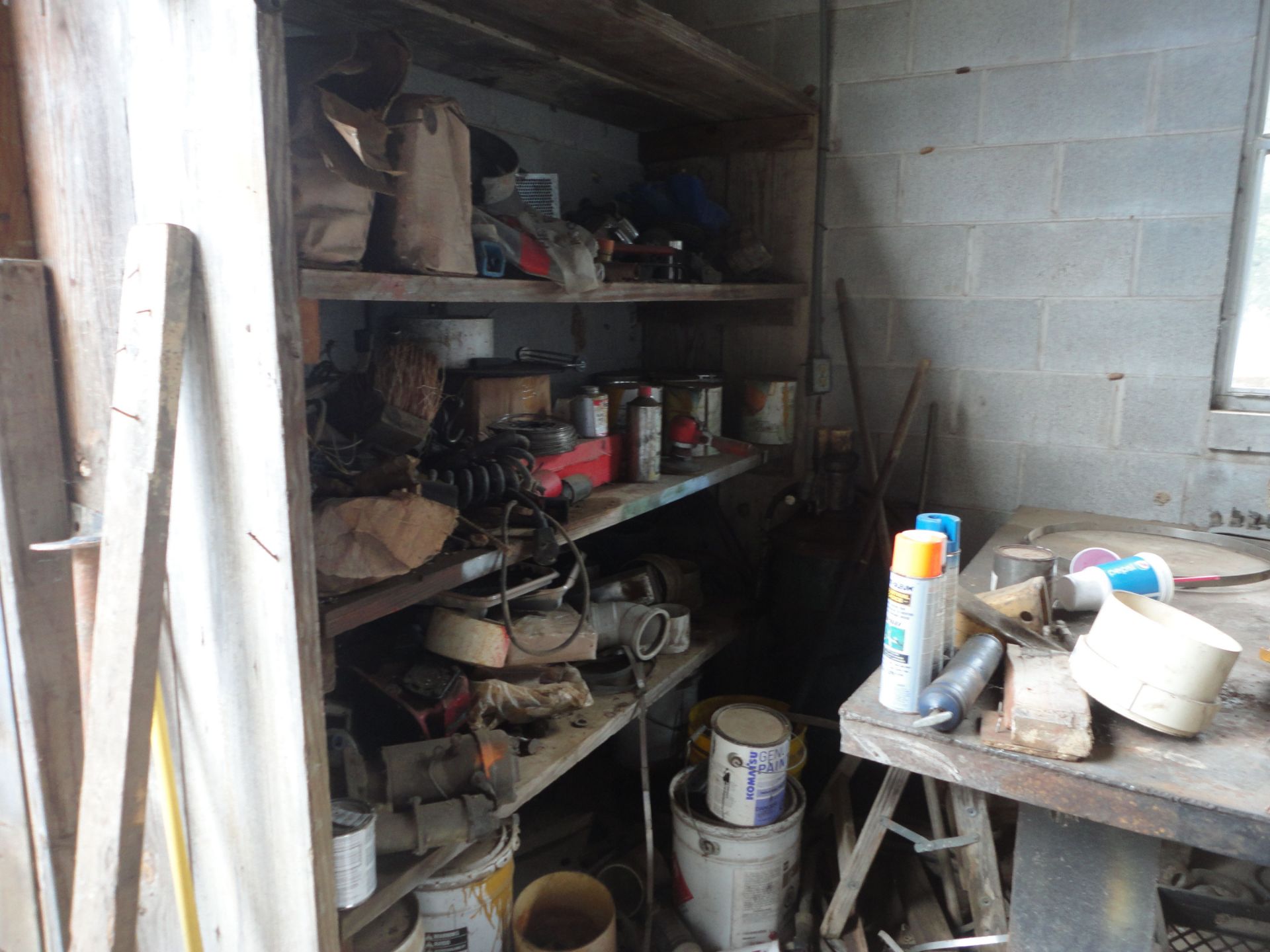 (LOT) CONTENTS IN & AROUND SIDES OF BUILDING OF MECHANICS SHOP **NOTHING AFFIXED TO BUILDING** - Image 2 of 8