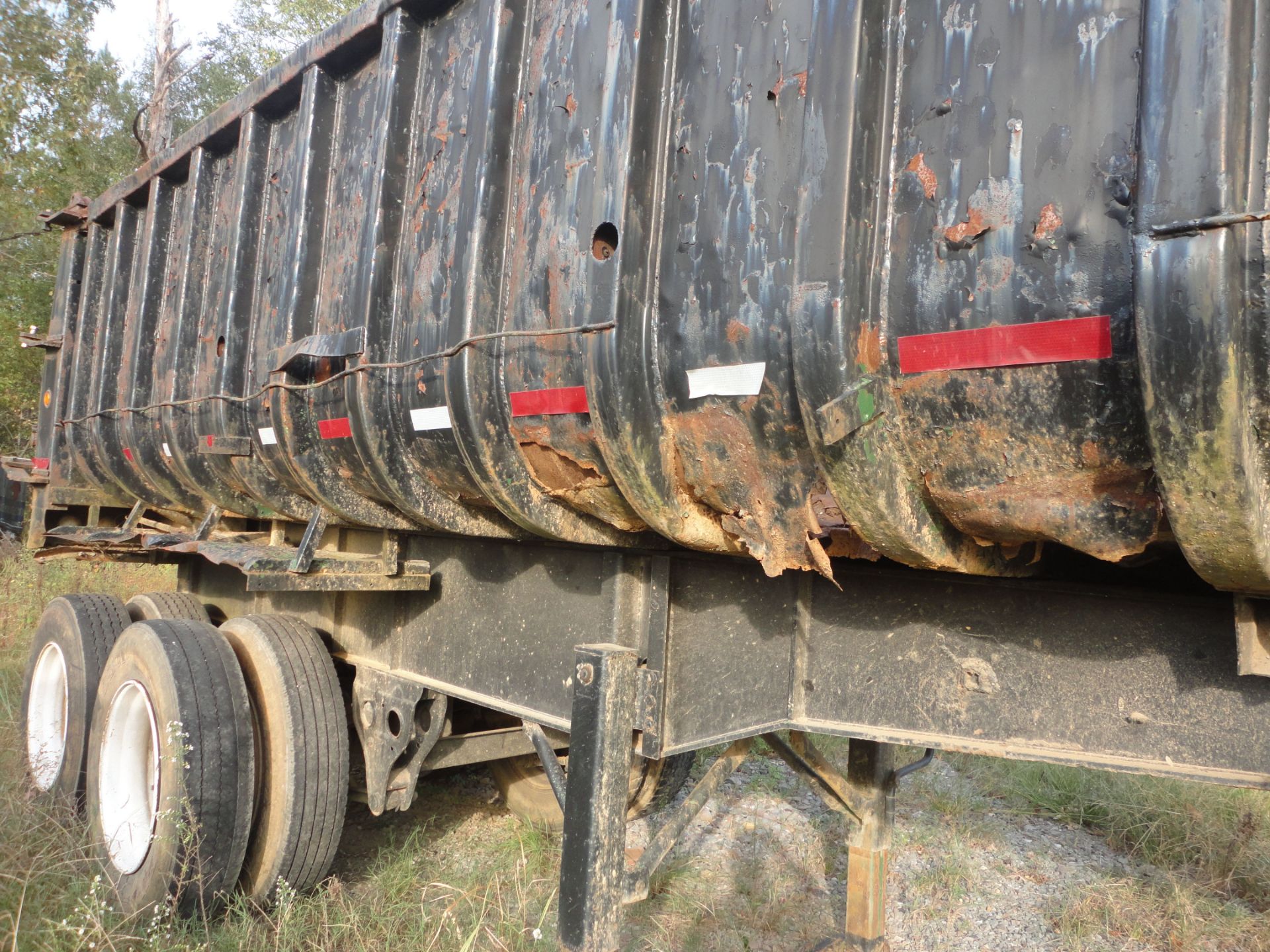 21' LONG X 5" SIDES APPROX. MFG. UNKNOWN HYDRAULIC TANDEM AXLE U-SHAPED STEEL BED DUMP TRAILER; - Image 4 of 6