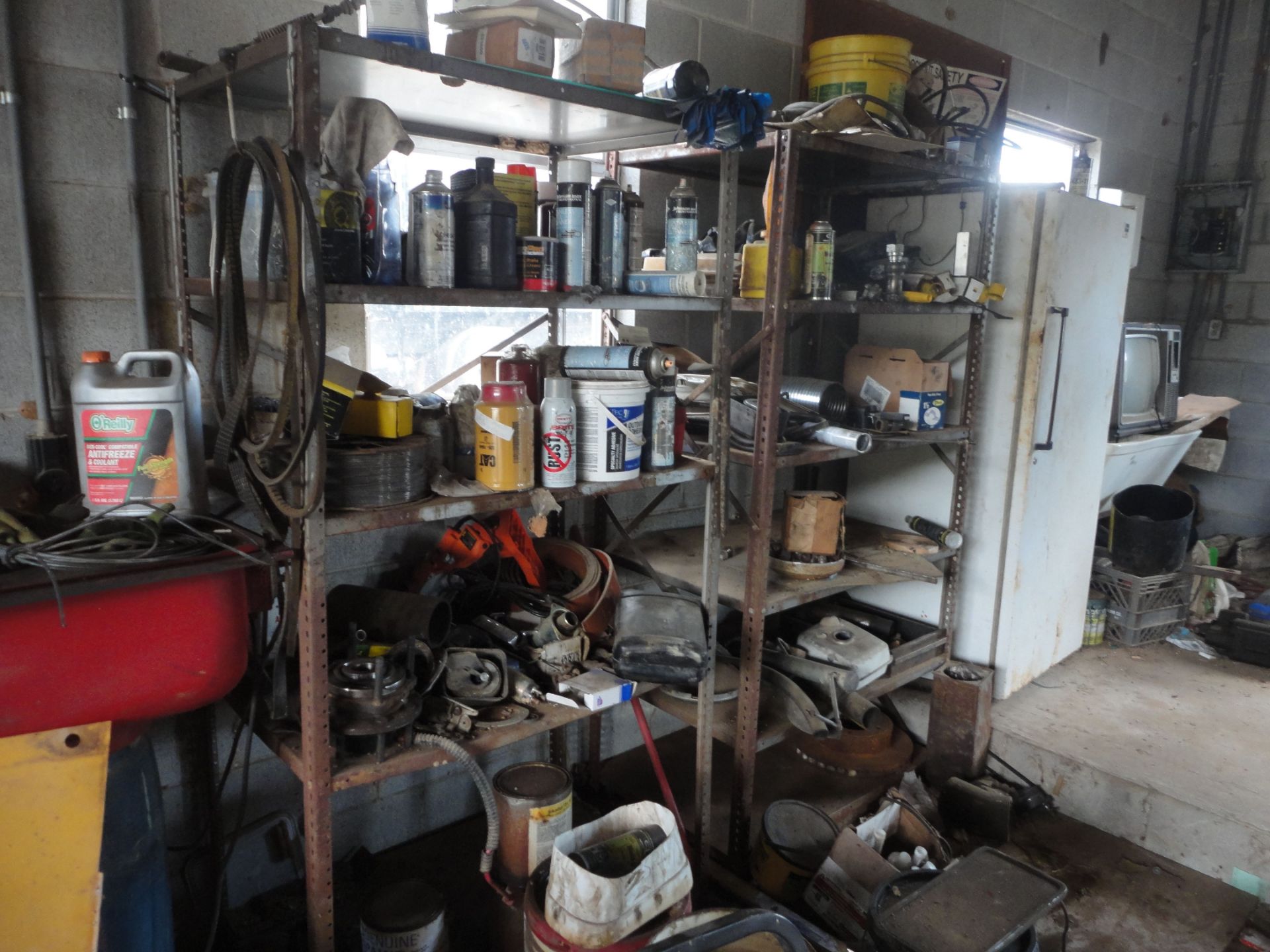 (LOT) CONTENTS IN & AROUND SIDES OF BUILDING OF MECHANICS SHOP **NOTHING AFFIXED TO BUILDING** - Image 3 of 8