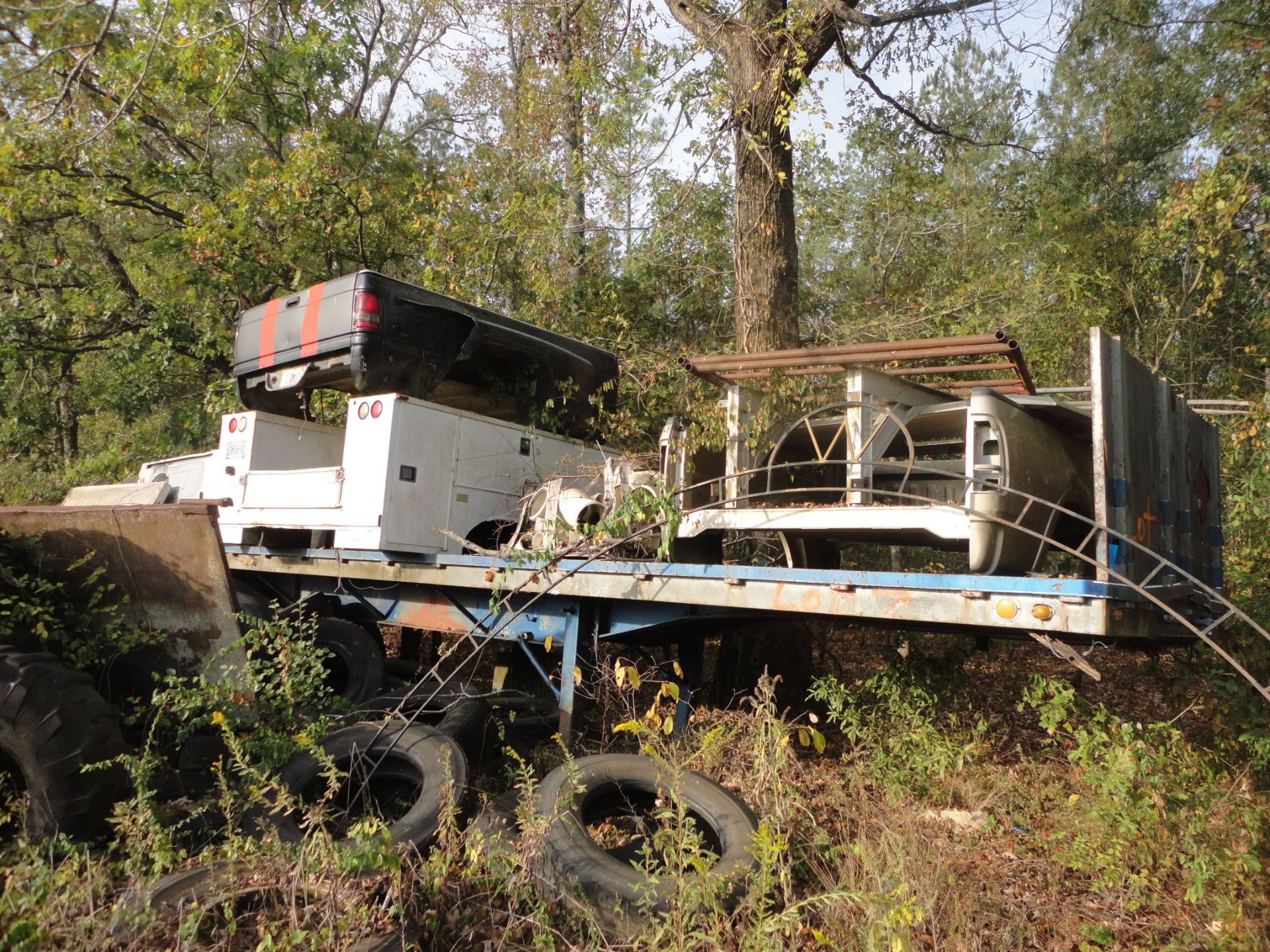 45' APPROX. FLAT BED TANDEM AXLE TRAILER W/ MISC. PICKUP TRUCK BEDS & USED TIRES **NO TITLE**