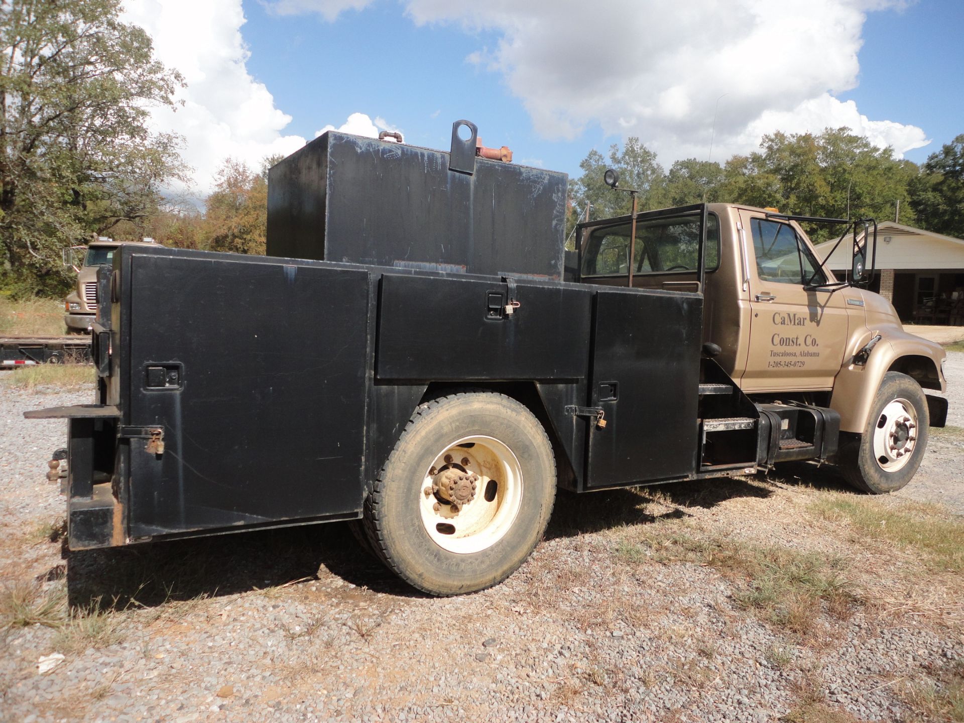 1995 FORD F-700 GAS POWERED 2-SPEED TRANSMISSION, V-8 MOTOR, PTO SYSTEM DUALLY SERVICE TRUCK; - Image 3 of 7